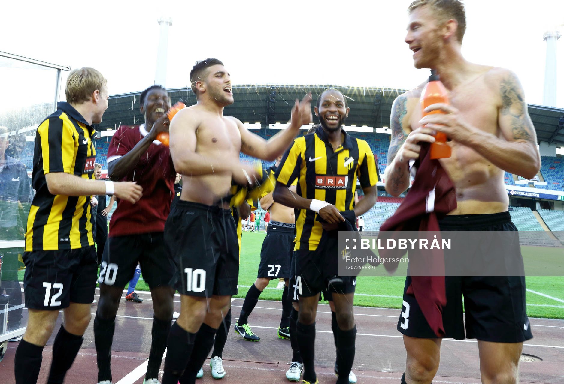 Laget jublar efter segern, Häckens Moestafa El Kabir i mitten med bar överkropp, till vänster Oscar Lewicki och Dominic Chatto, till höger Rene Makondele och Fredrik Björck i matchen mellan Häcken och Sparta Prag i kvalet till Europa League i fotboll den 25 juli 2013 i Göteborg.