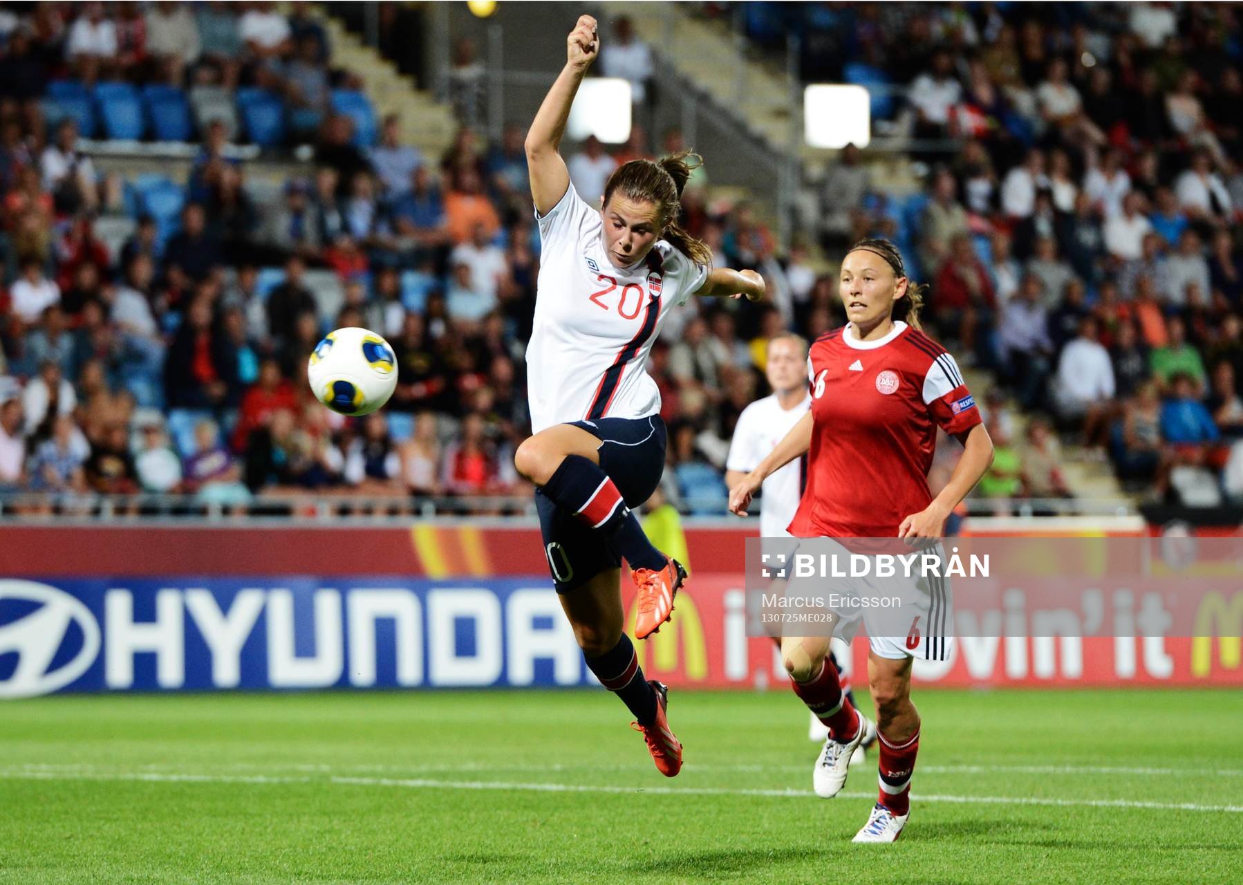 Norges Emilie Haavi och Danmarks Mariann Knudsen i matchen