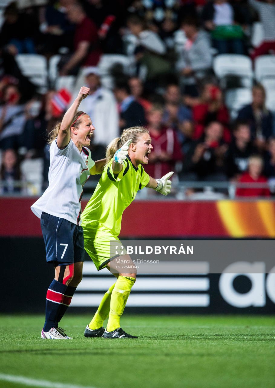 Norges Trine Rönning sparkar in den avgörande straffen och firar med målvakten Ingrid Hjelmseth i matchen mellan Norge och Danmark under dam-EM i fotboll den 25 juli 2013 i Norrköping.