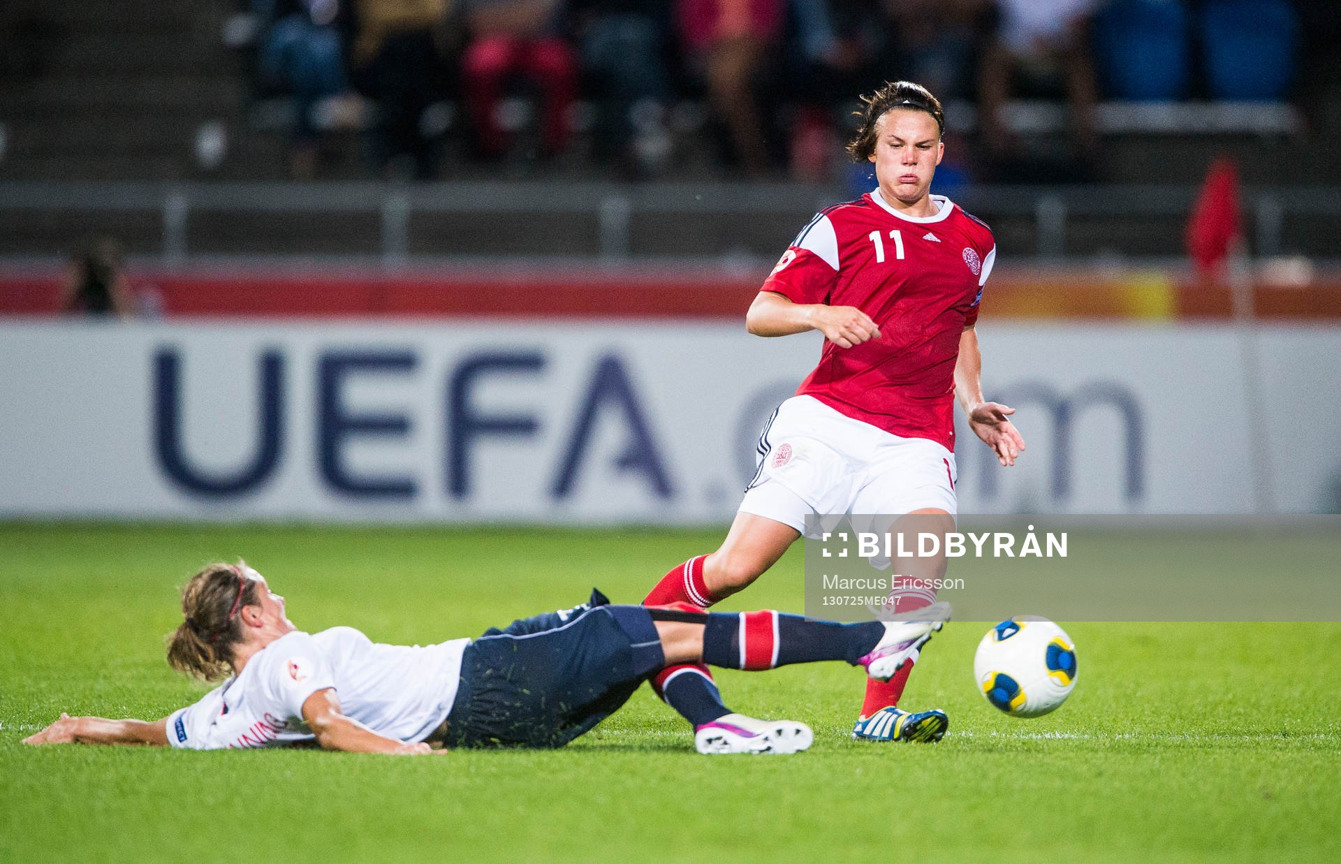 Norges Trine Rönning glidtacklar Danmarks Katrine Veje i