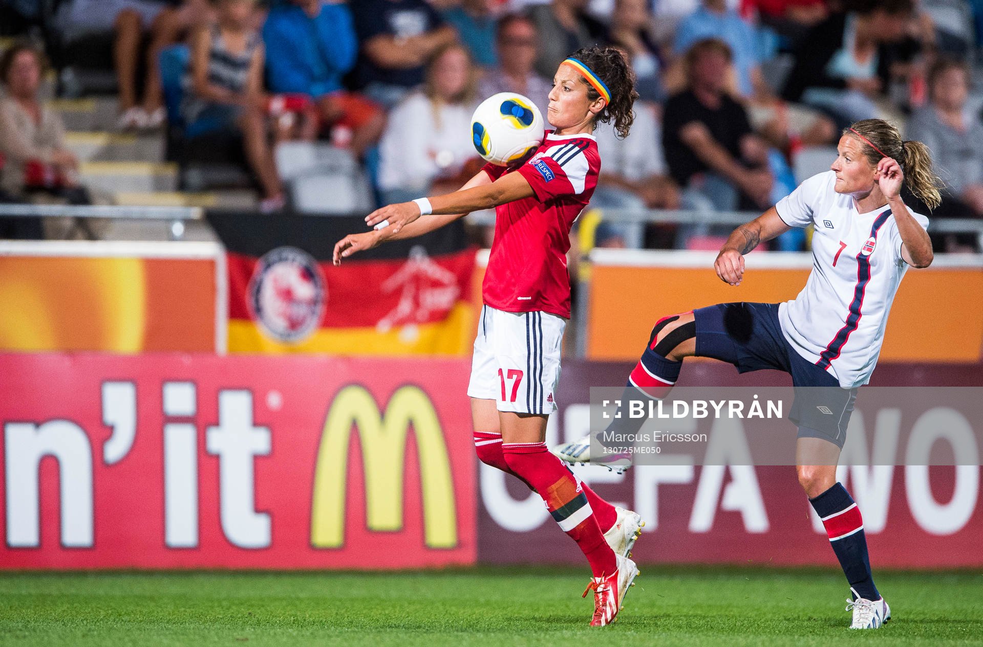 Danmarks Nadia Nadim och Norges Trine Rönning i matchen