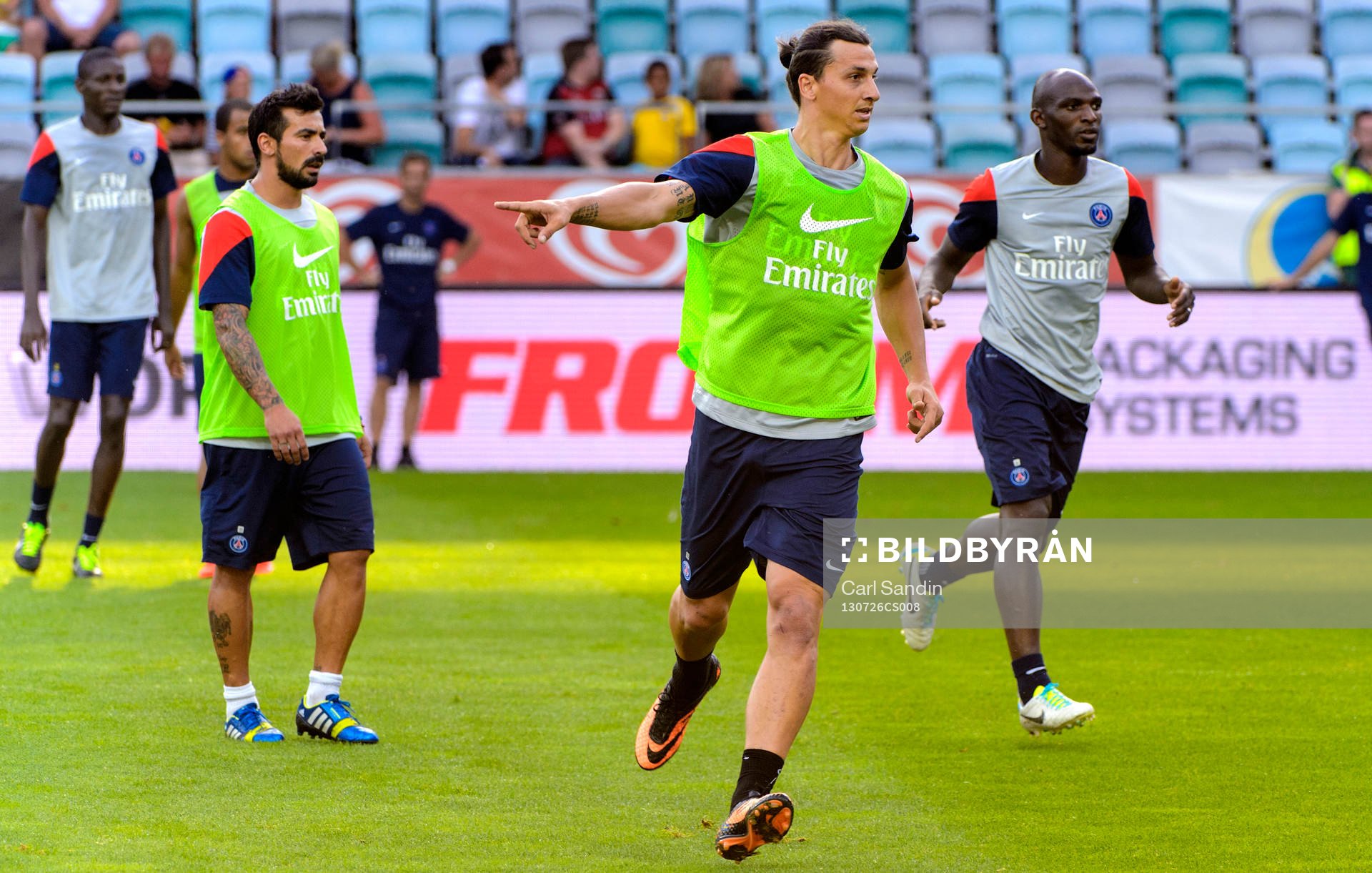 Zlatan Ibrahimovic springer och pekar