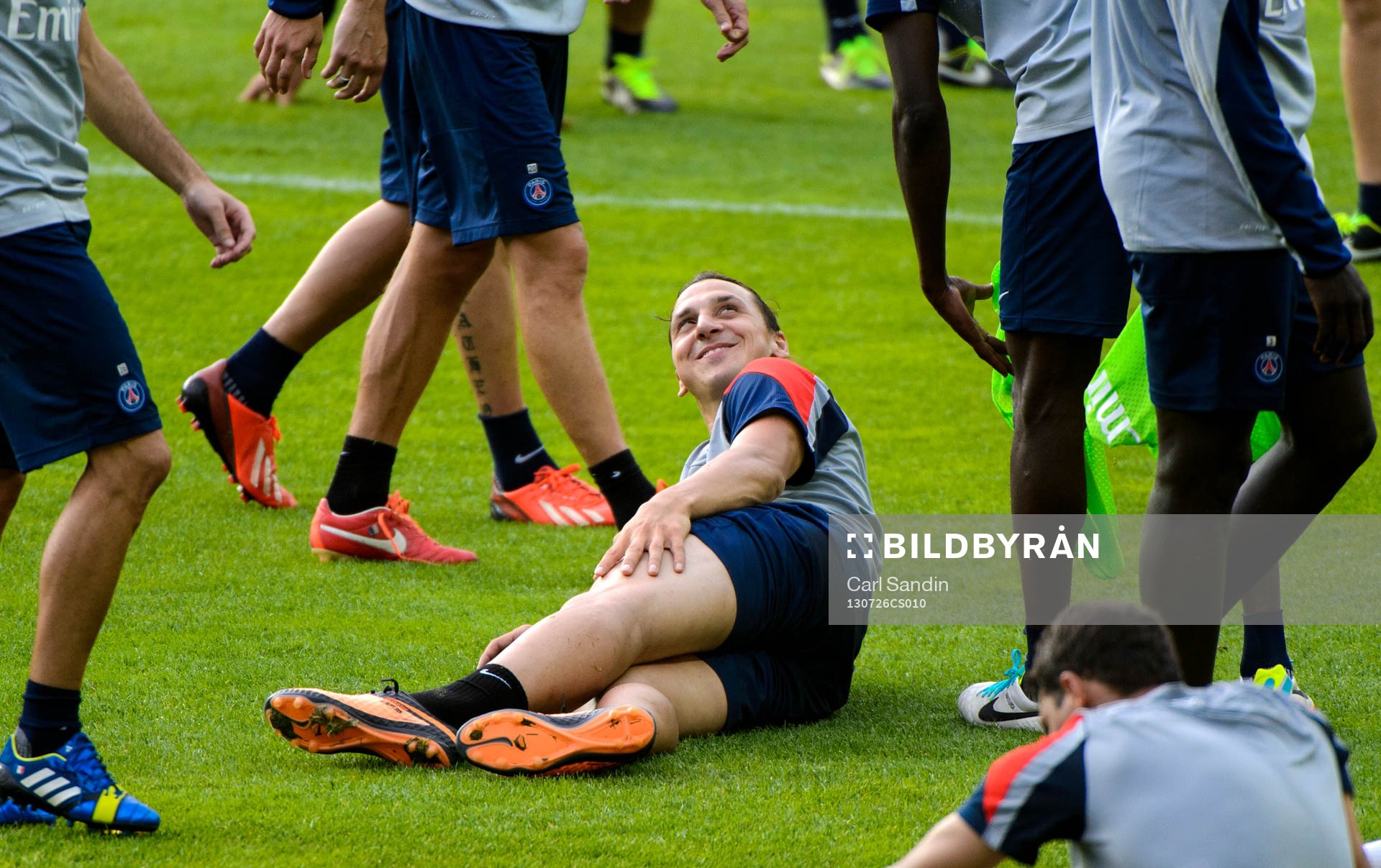 Zlatan Ibrahimovic ligger i gräset