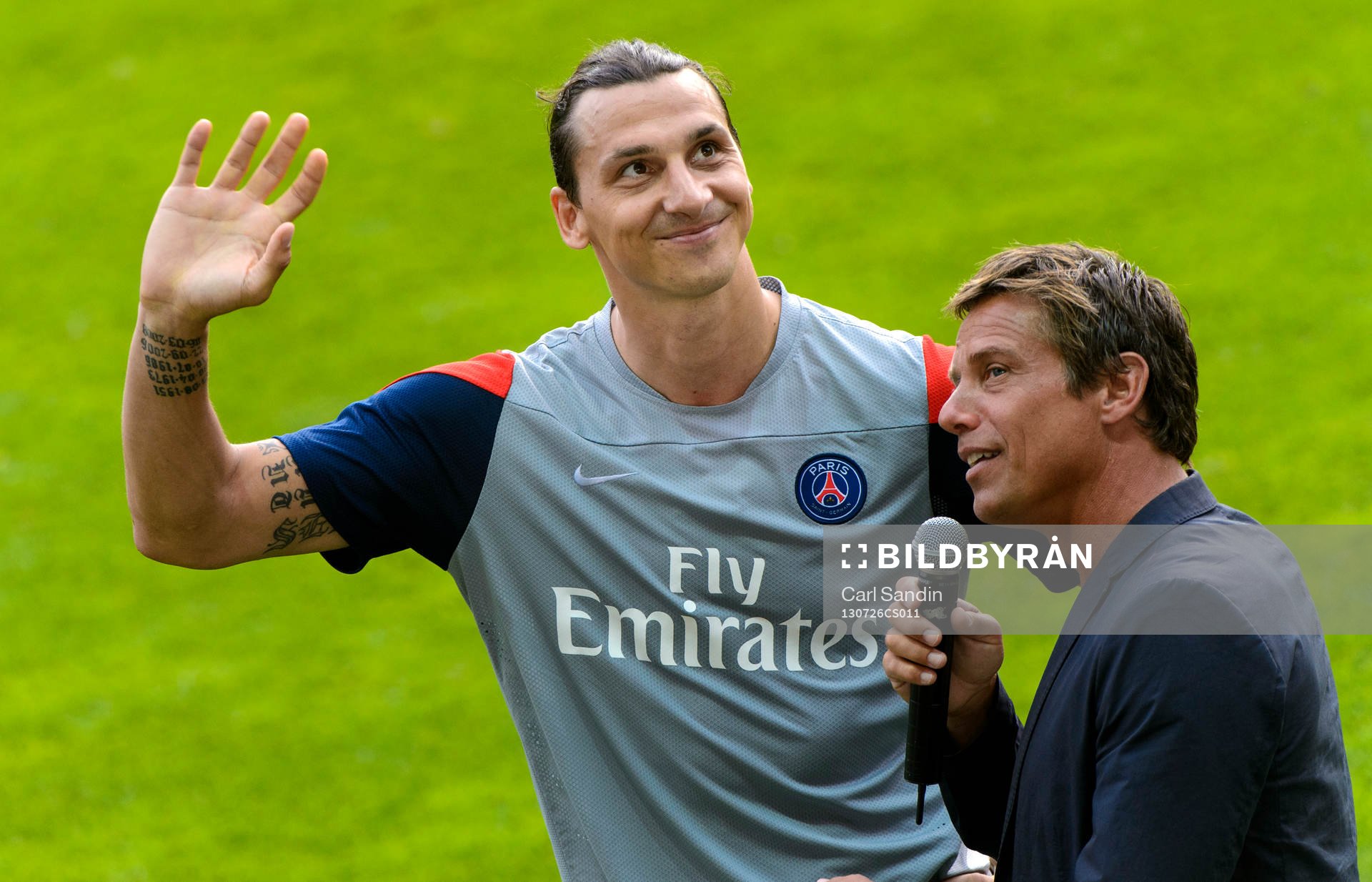 Zlatan Ibrahimovic vinkar till publiken under träningen inför uppvisningsmatchen mot Real Madrid 26 juli 2013 i Göteborg.