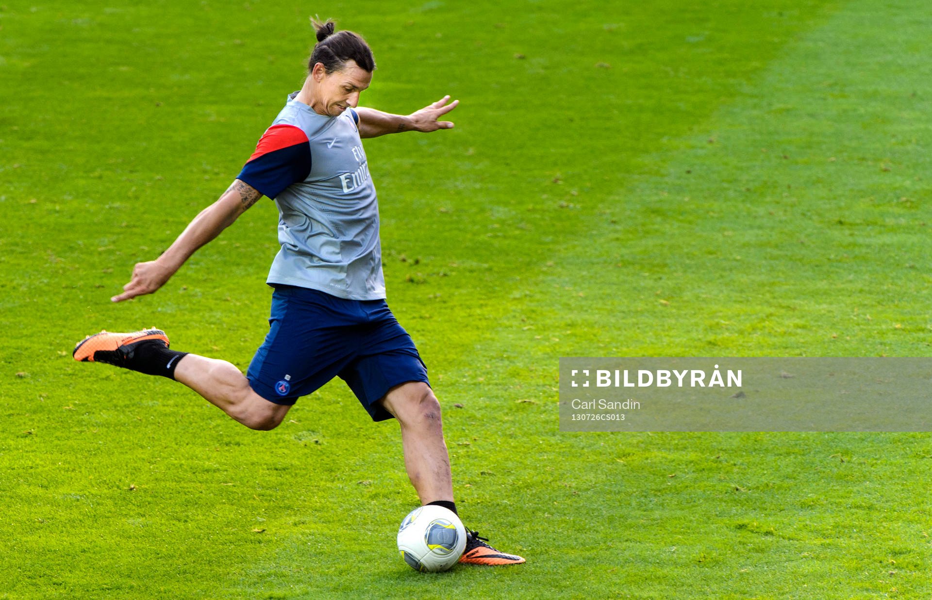 Zlatan Ibrahimovic laddar för skott
