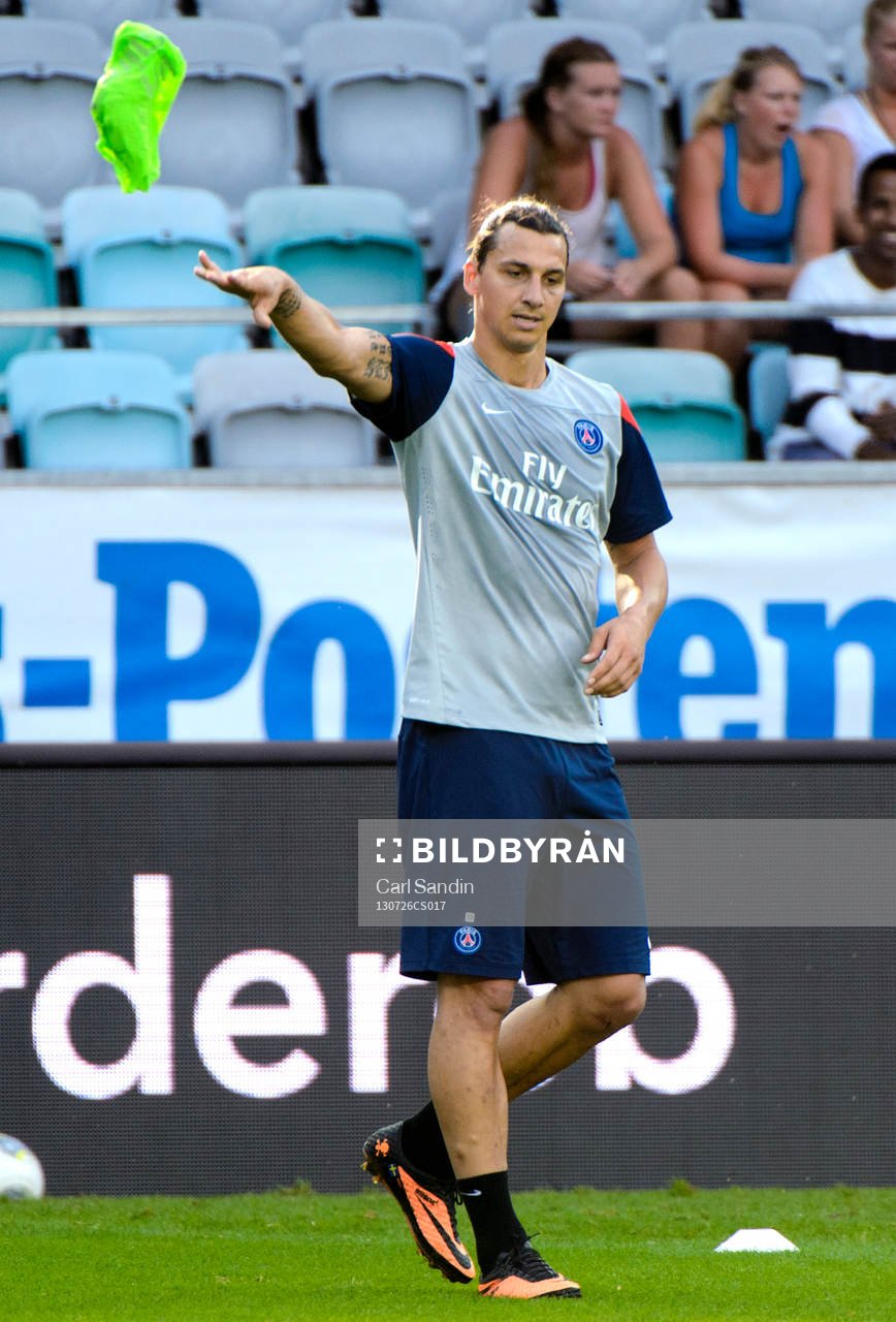 Zlatan Ibrahimovic kastar västen