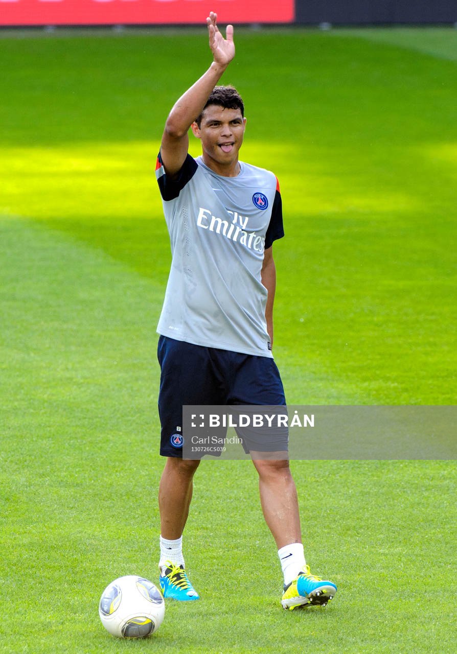 Paris Saint-Germains Thiago Silva vinkar till publiken