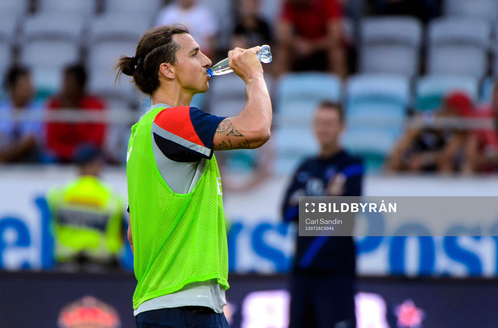 Paris Saint-Germains Zlatan Ibrahimovic dricker vatten