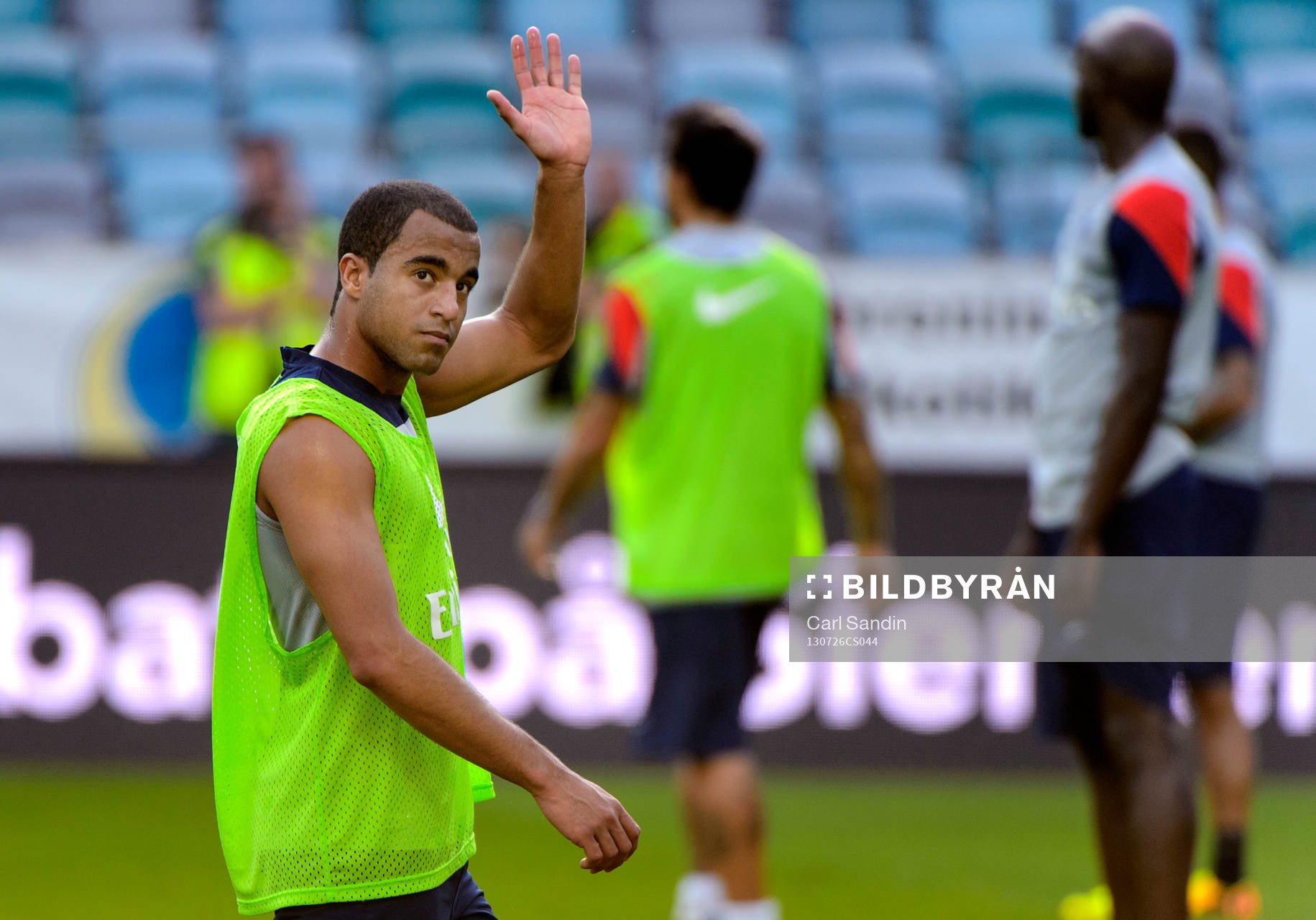 Paris Saint-Germains Lucas Moura vinkar till publiken