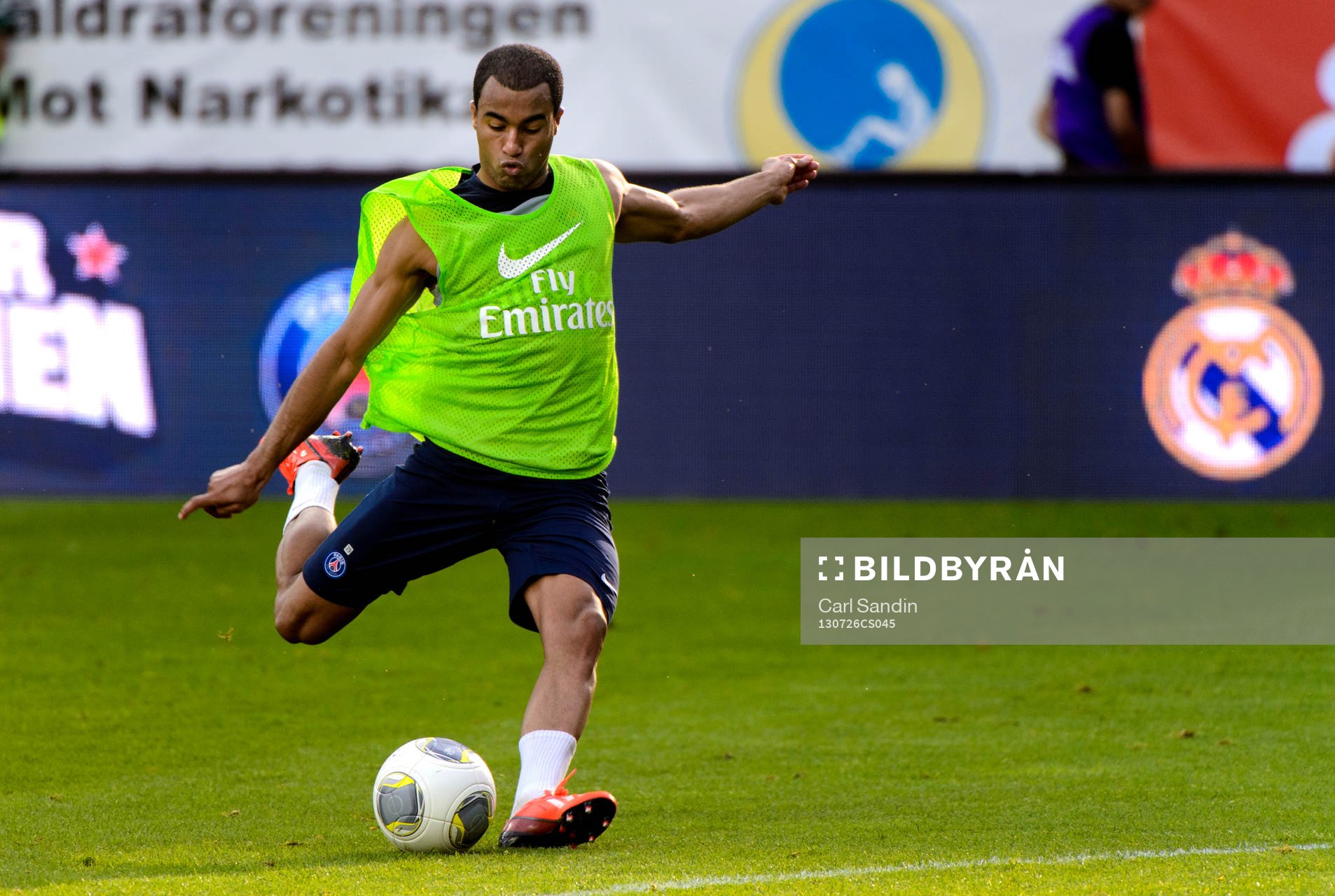 Paris Saint-Germains Lucas Moura laddar för skott