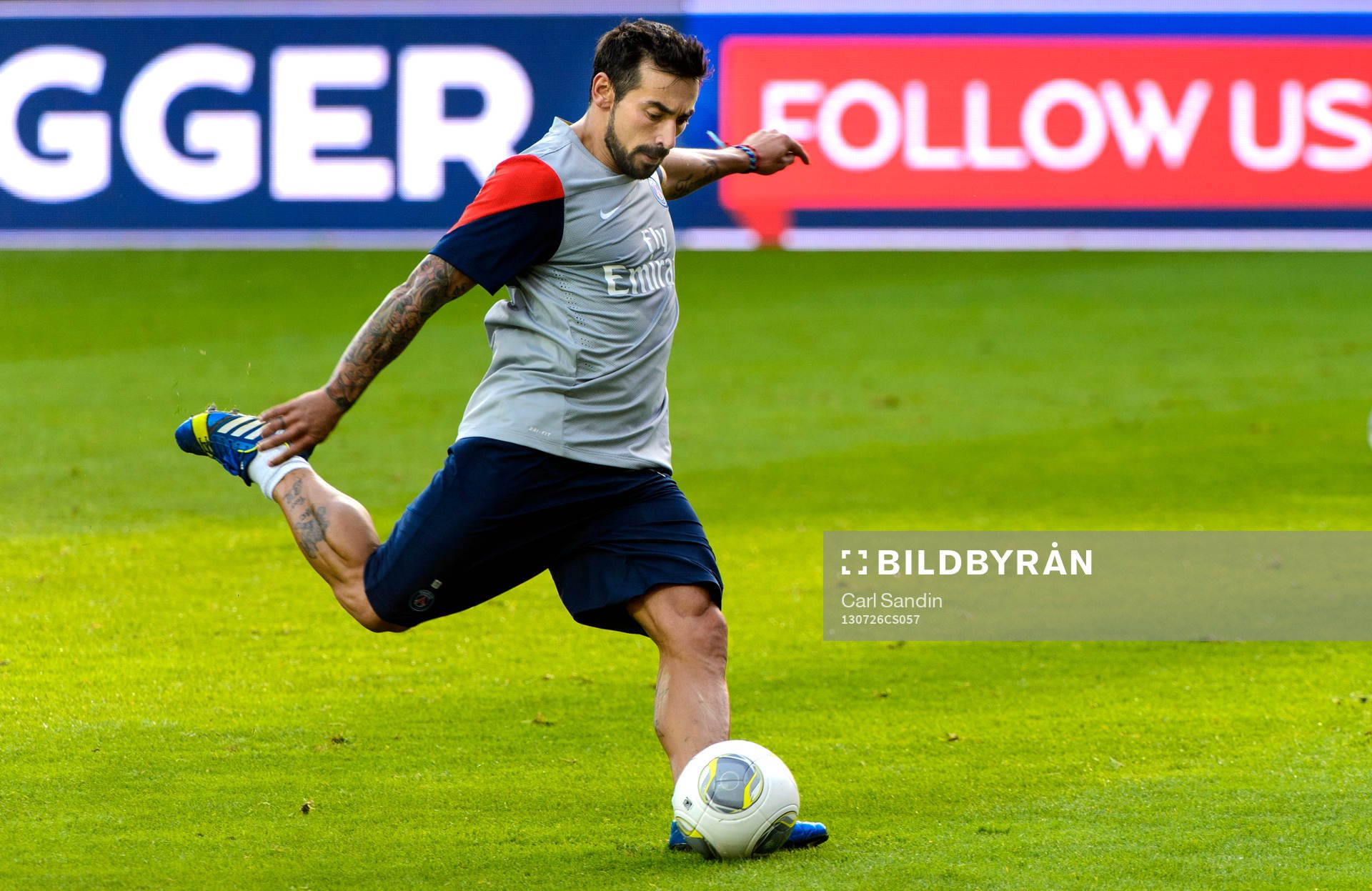 Paris Saint-Germains Ezequiel Lavezzi laddar för skott