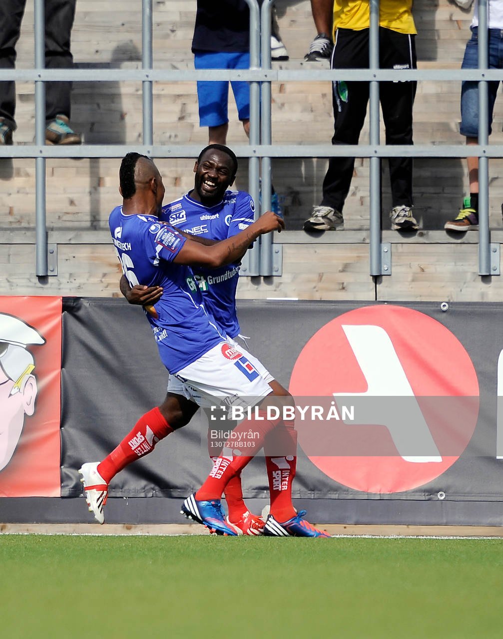 Åtvidabergs John Owoeri  jublar 1-0 målet Ricardo Santos