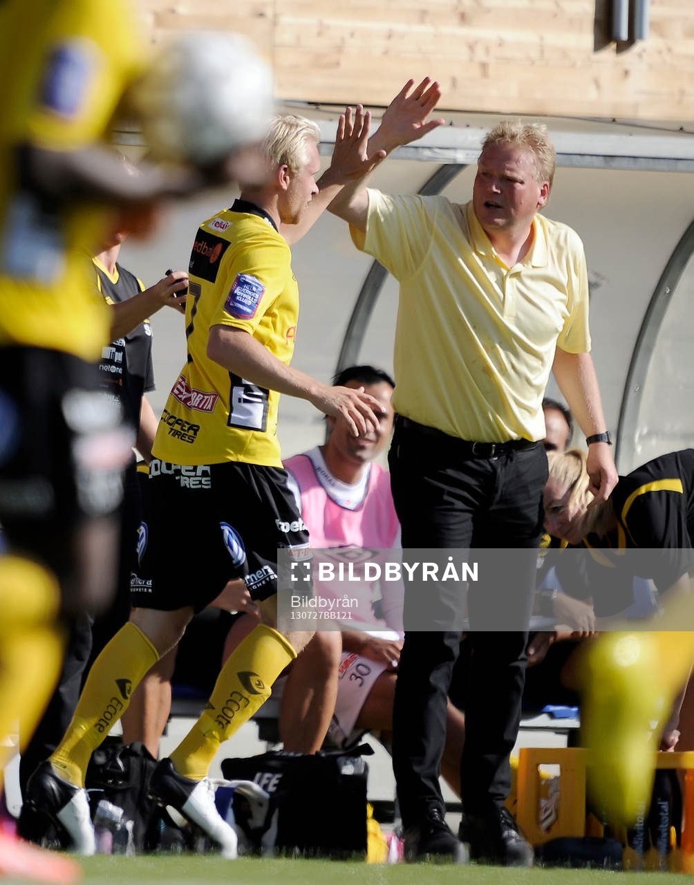 Elfsborgs tränare Jörgen Lennartsson gratulerar Johan Larsson efter 1-1 målet under fotbollsmatchen i Allsvenskan mellan Åtvidabergs FF och Elfsborg den 27 juli 2013 Kopparvallen i Åtvidaberg.