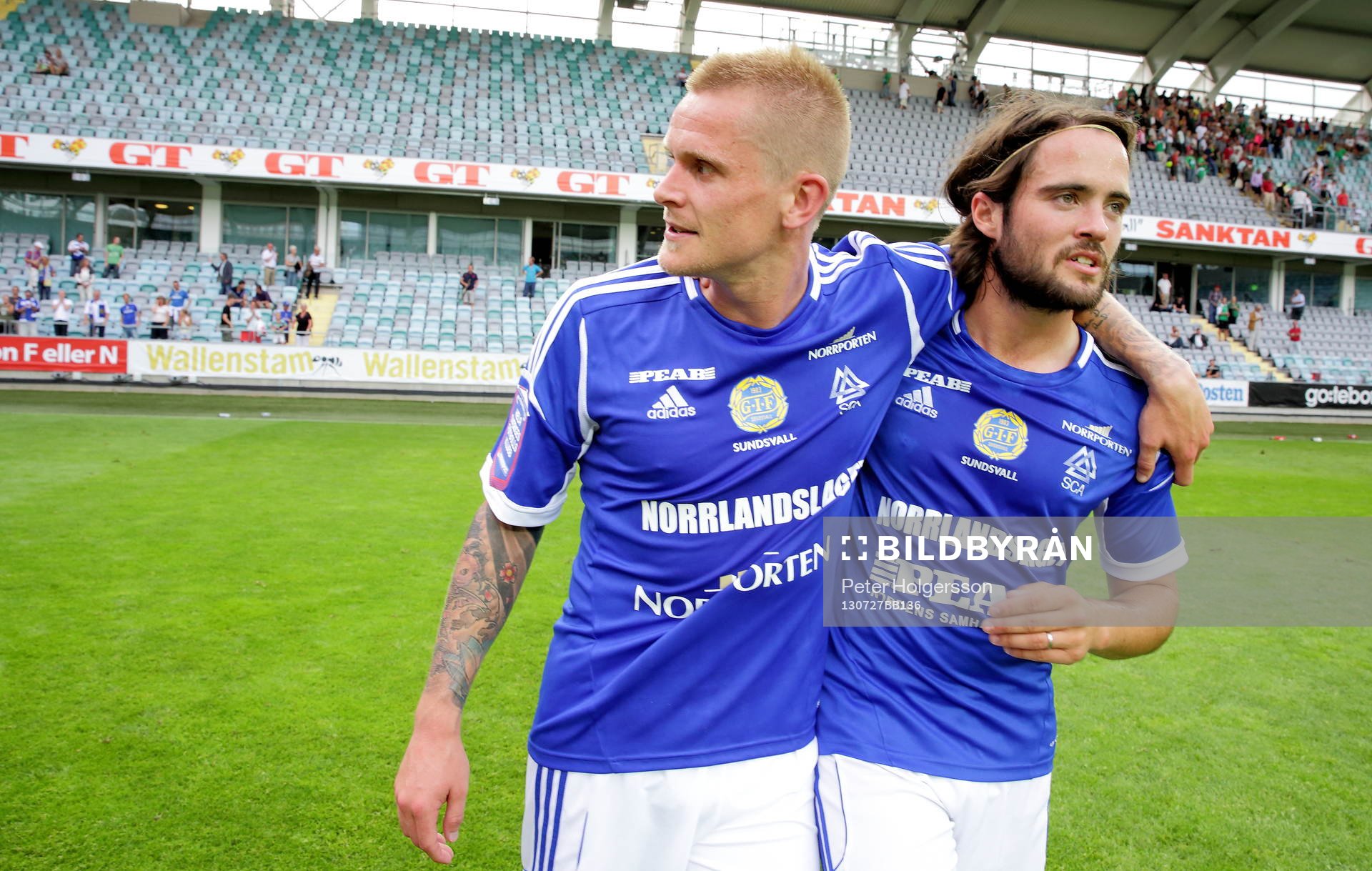 Två mål av Sundsvalls Ari Freyr Skulason, här intill Robbin Sellin i matchen mellan GAIS och GIF Sundsvall i Superettan i fotboll den 27 juli 2013 i Göteborg.
