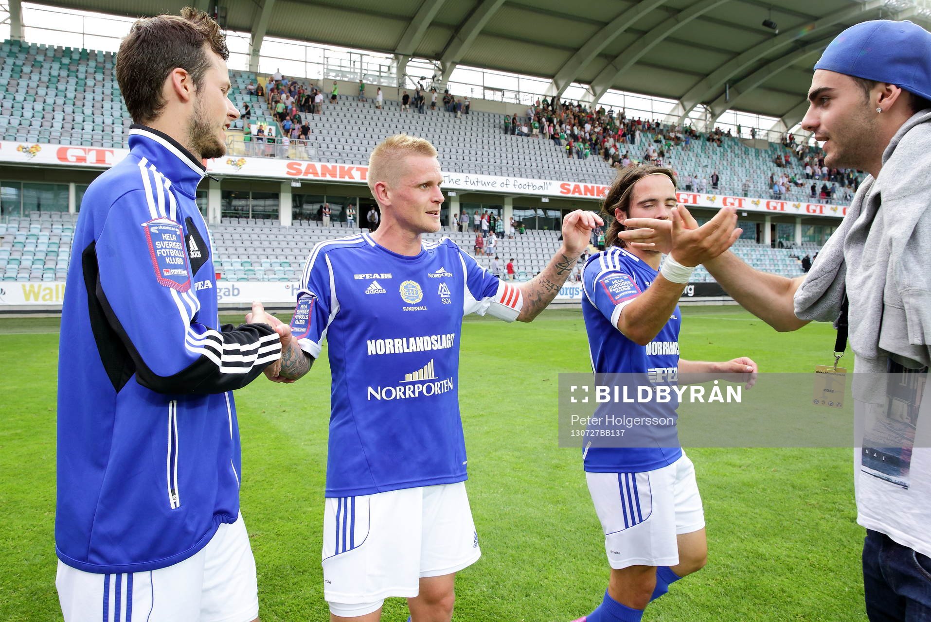 Två mål av Sundsvalls Ari Freyr Skulason, här med lagkompisar i matchen mellan GAIS och GIF Sundsvall i Superettan i fotboll den 27 juli 2013 i Göteborg.