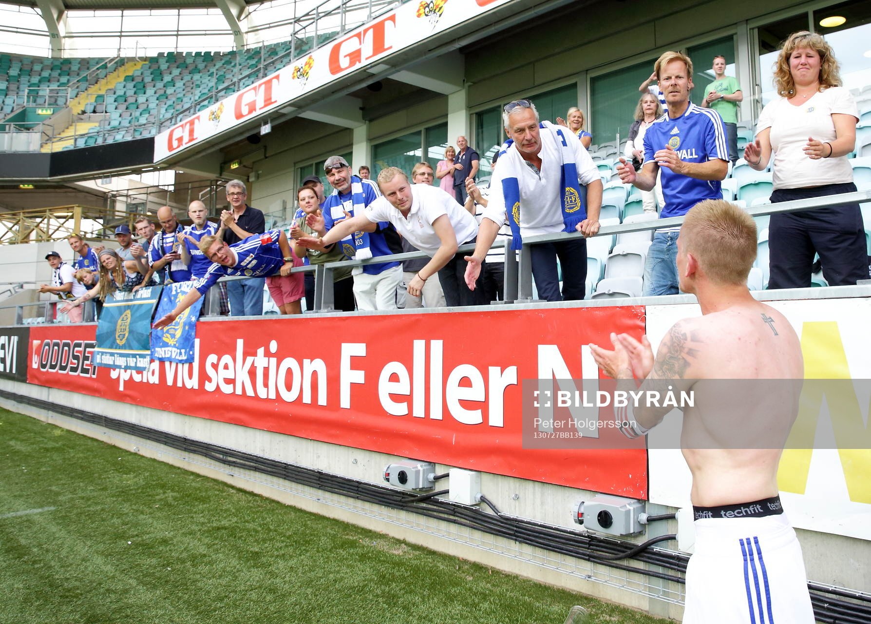 Två mål av Sundsvalls Ari Freyr Skulason, här tackande tillresta supporters i matchen mellan GAIS och GIF Sundsvall i Superettan i fotboll den 27 juli 2013 i Göteborg.
