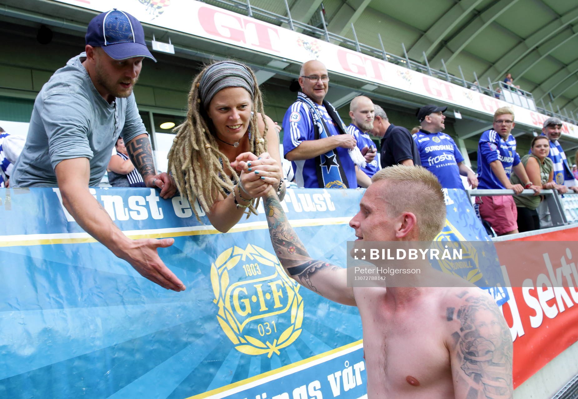 Två mål av Sundsvalls Ari Freyr Skulason, här tackande tillresta supporters i matchen mellan GAIS och GIF Sundsvall i Superettan i fotboll den 27 juli 2013 i Göteborg.