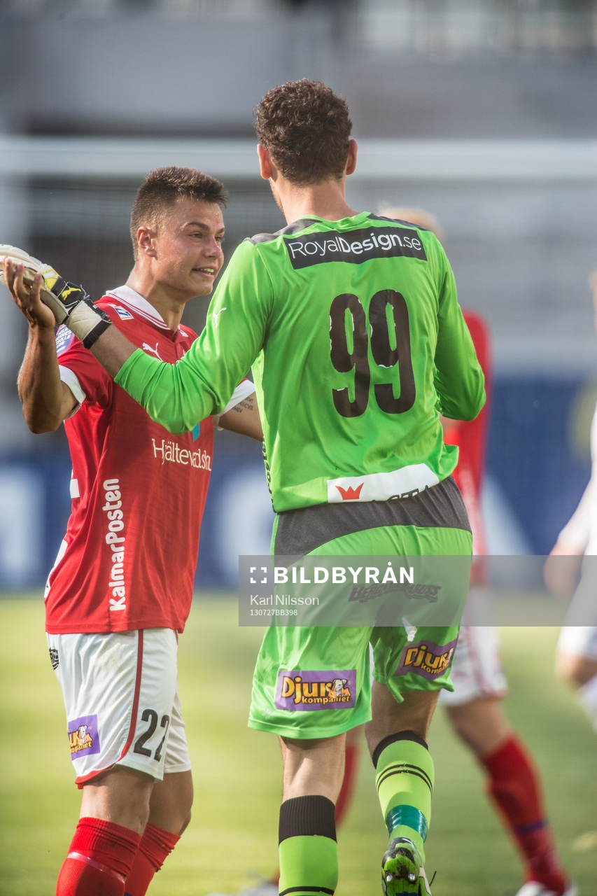 Melker Hallberg, Kalmar FF, gratulerar Etrit Berisha,
