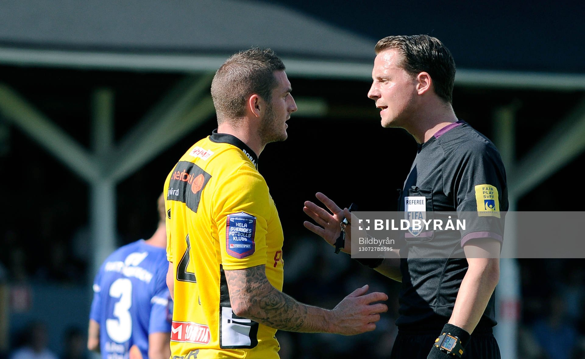 Elfsborgs James Keene pratar med domaren
