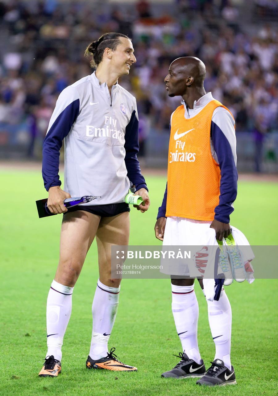 Paris Saint-Germans Zlatan Ibrahimovic med troffén under matchen mellan Real Madrid och Paris Saint-Germain 27 juli 2013 i Göteborg.
