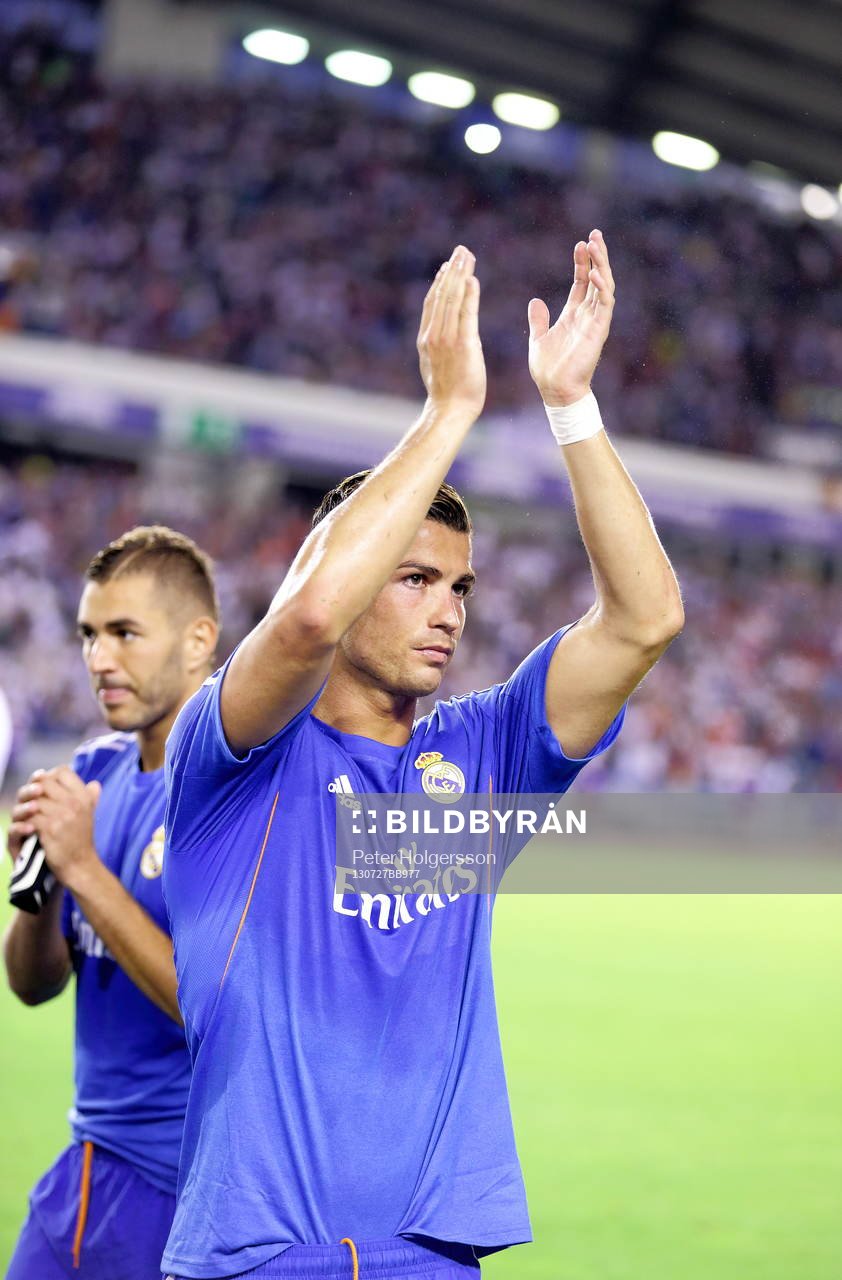 Real Madrids Cristiano Ronaldo tackar publiken under matchen mellan Real Madrid och Paris Saint-Germain 27 juli 2013 i Göteborg.