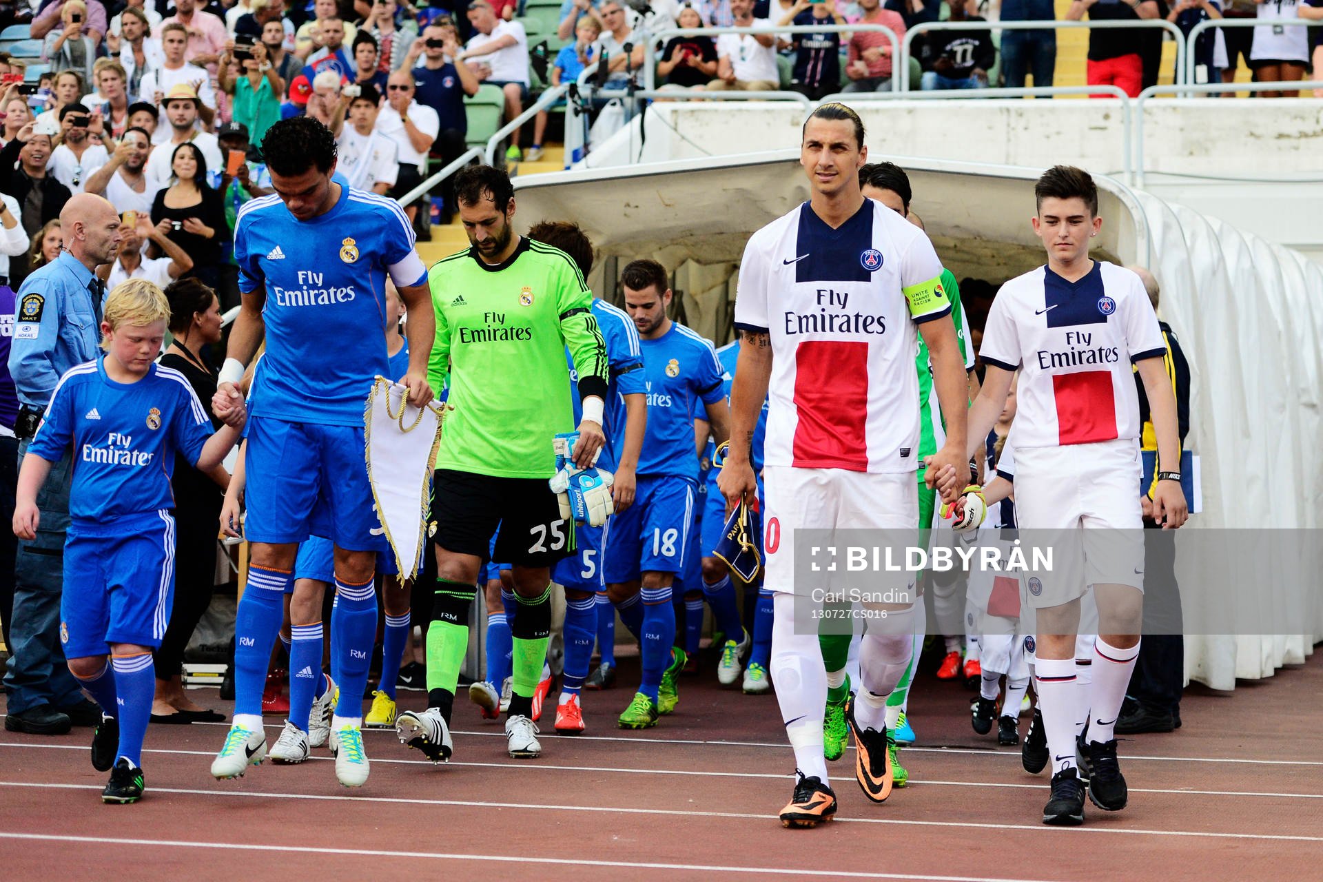 Lagen går in på arenan inför matchen mellan Real Madrid och Paris Saint-Germain 27 juli 2013 i Göteborg.