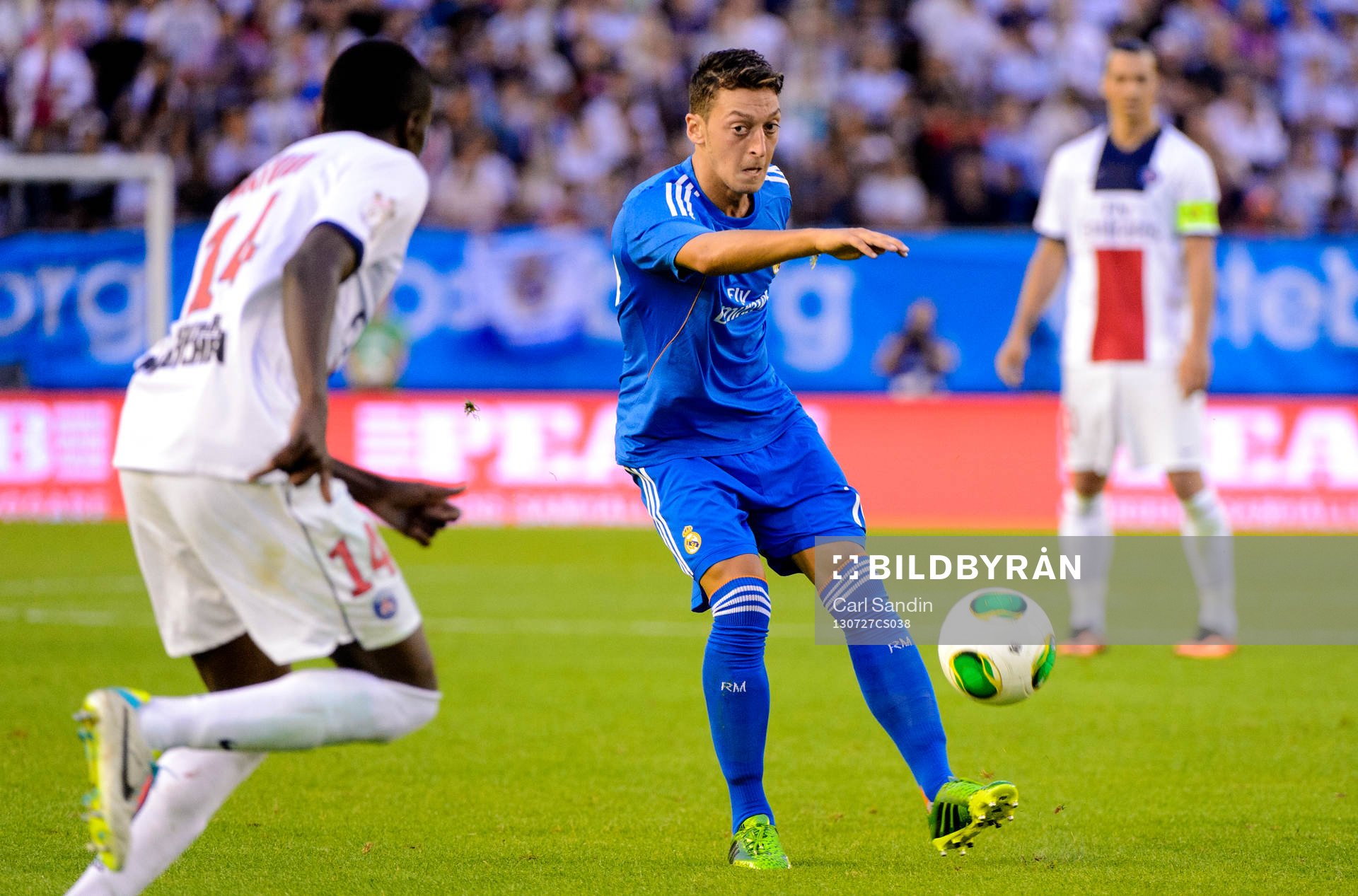 Real Madrids Mesut Ozil skjuter bollen