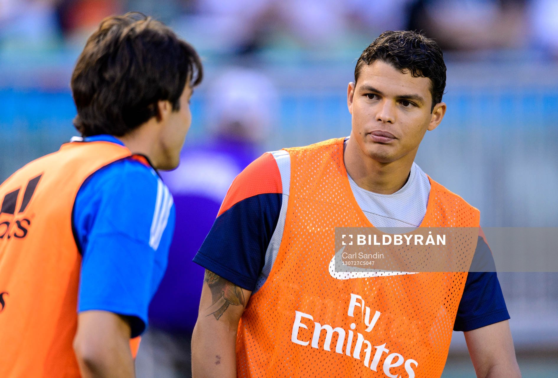 Paris Saint-Germans Thiago Silva värmer upp