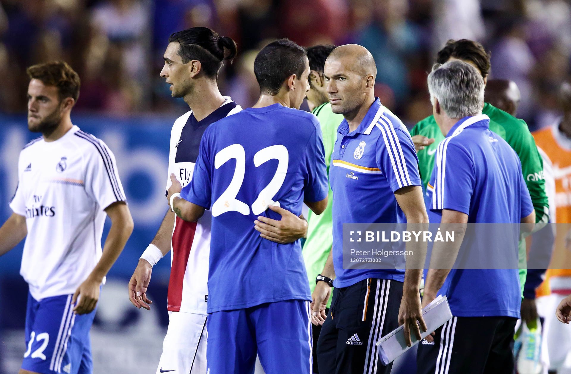 drids Ángel Di María klappar om Paris Saint-Germans Javier Pastore framför Carlo Ancelotti och Zinedine Zidane under matchen mellan Real Madrid och Paris Saint-Germain 27 juli 2013 i Göteborg.