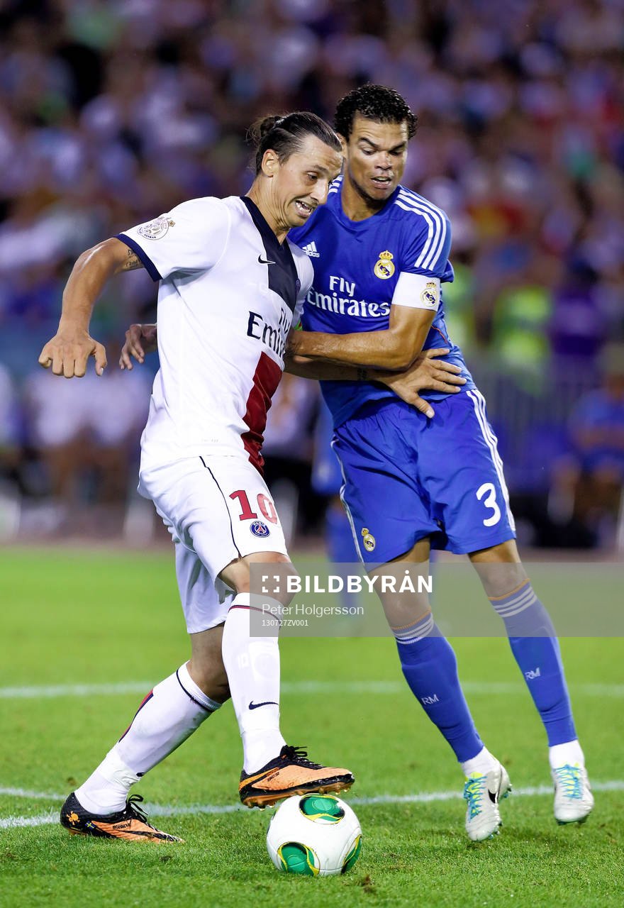 Paris Saint-Germans Zlatan Ibrahimovic och Real Madrids Pepe under matchen mellan Real Madrid och Paris Saint-Germain 27 juli 2013 i Göteborg.