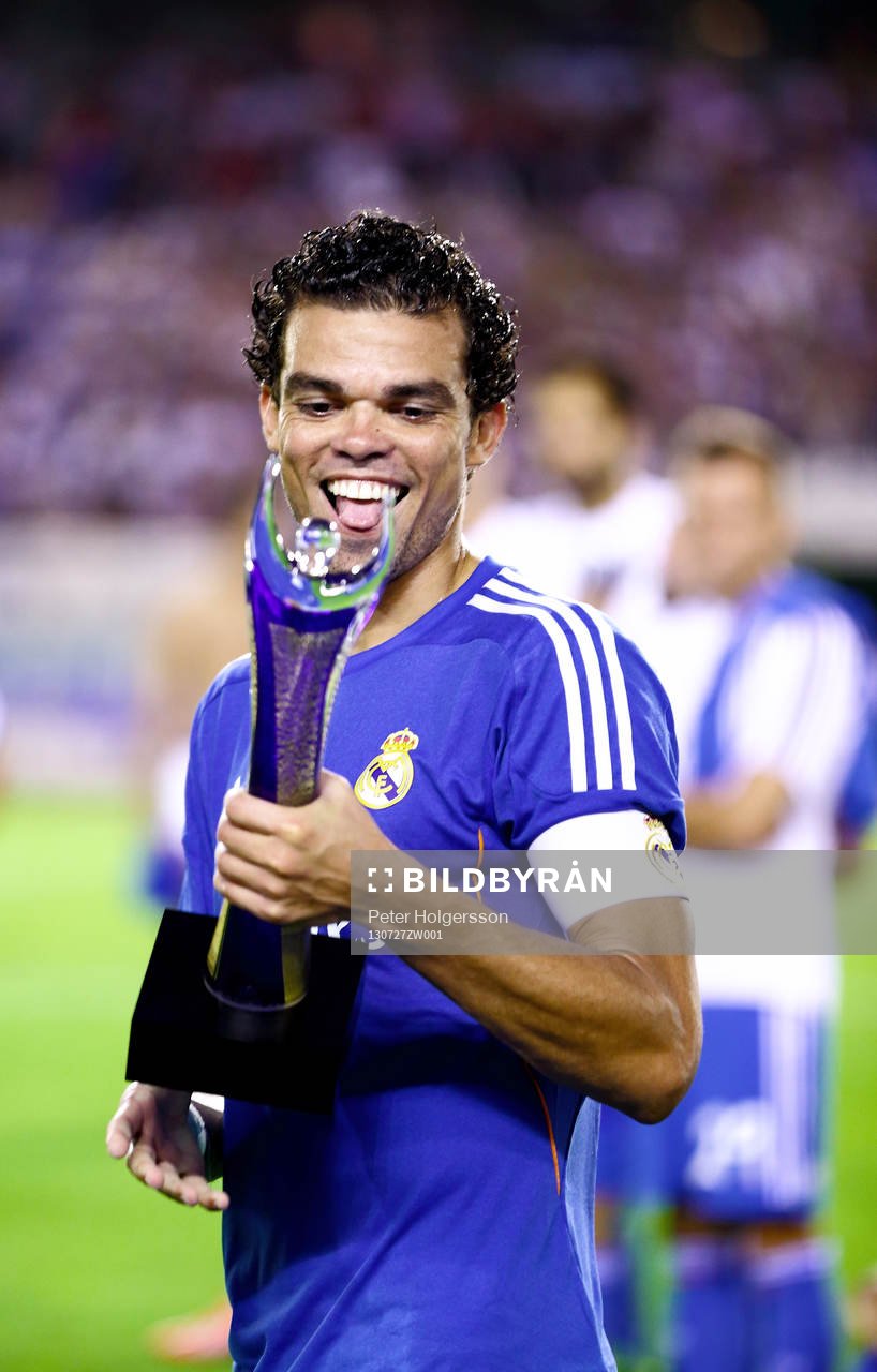 Real Madrids Pepe har fått troffén av Lotta Schelin under matchen mellan Real Madrid och Paris Saint-Germain 27 juli 2013 i Göteborg.