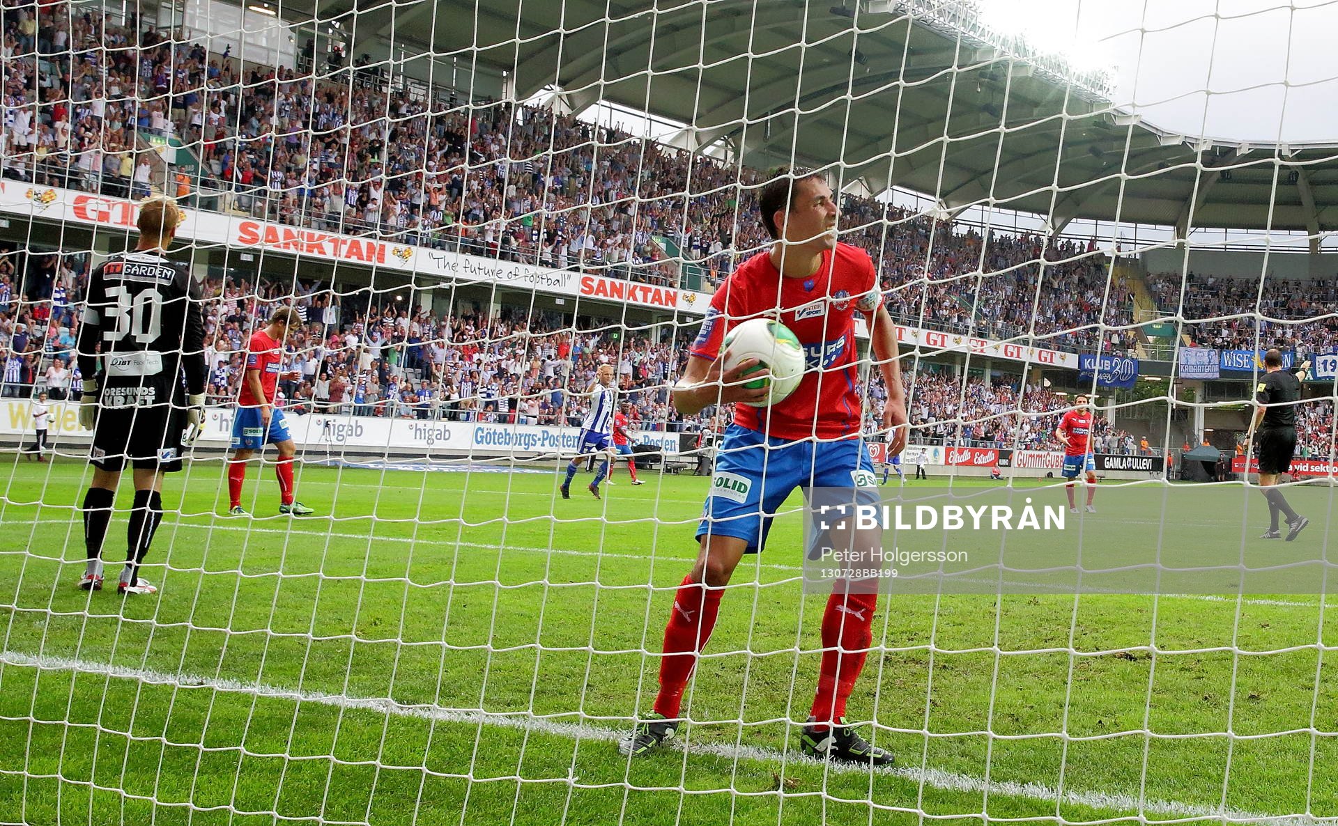 Bollen hämtas i Helsingborgs mål