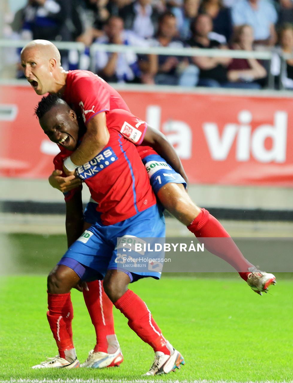 Mattias Lindström kramar David Accam