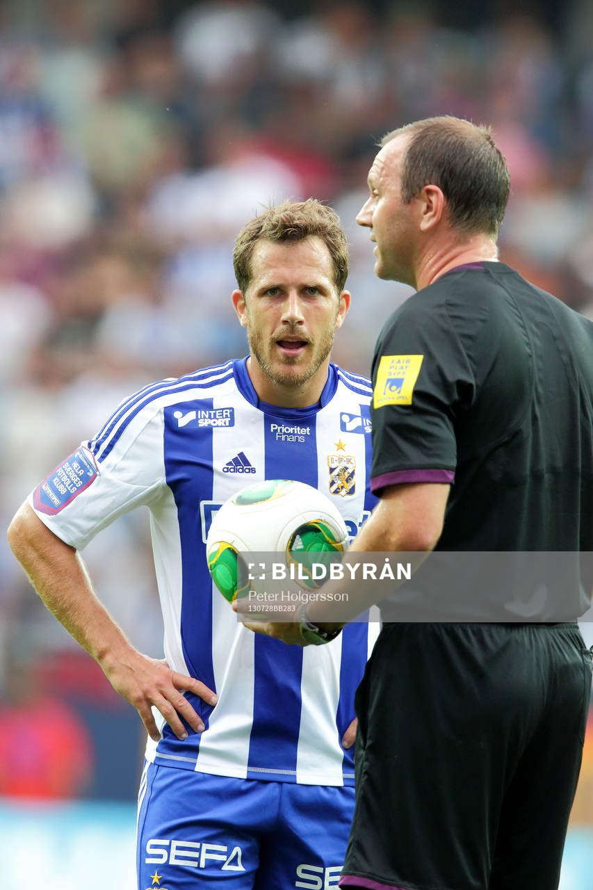 IFK Göteborgs Tobias Hysén reagerar på domslut av domare