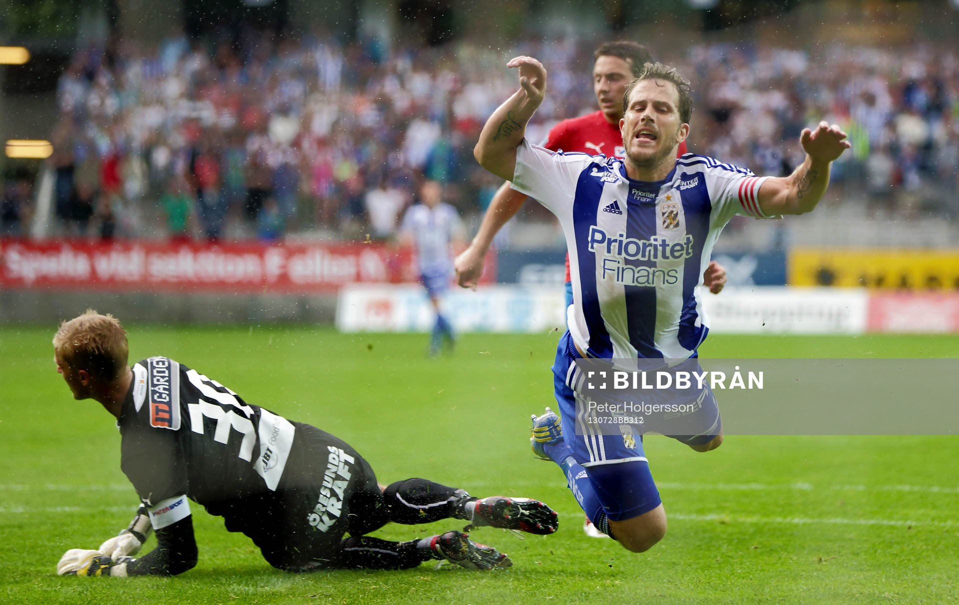 IFK Göteborgs Tobias Hysén stoppas av Helsingborgs Pär