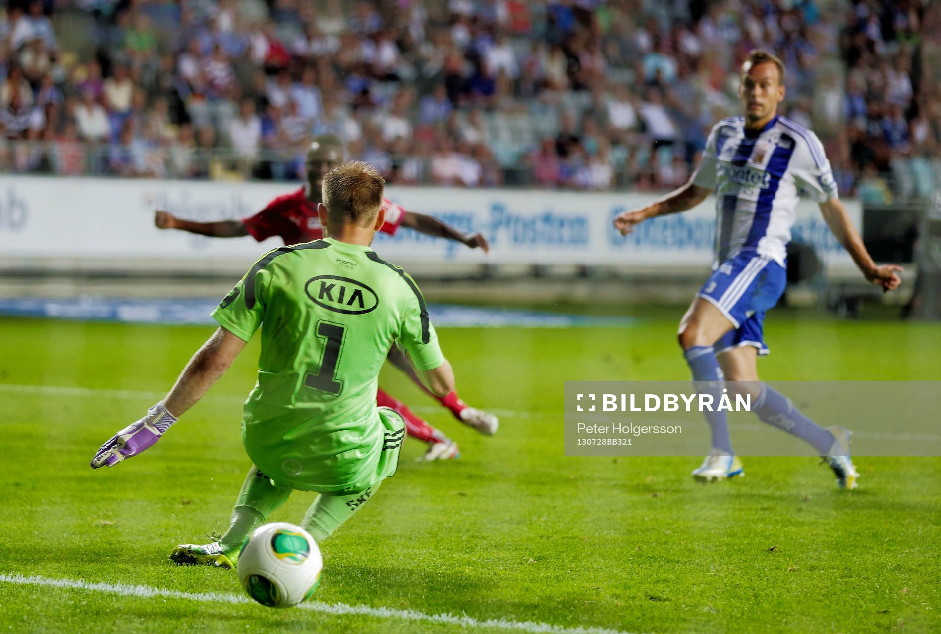 Mål 2-4 av Helsingborgs David Accam mellan benen på IFK