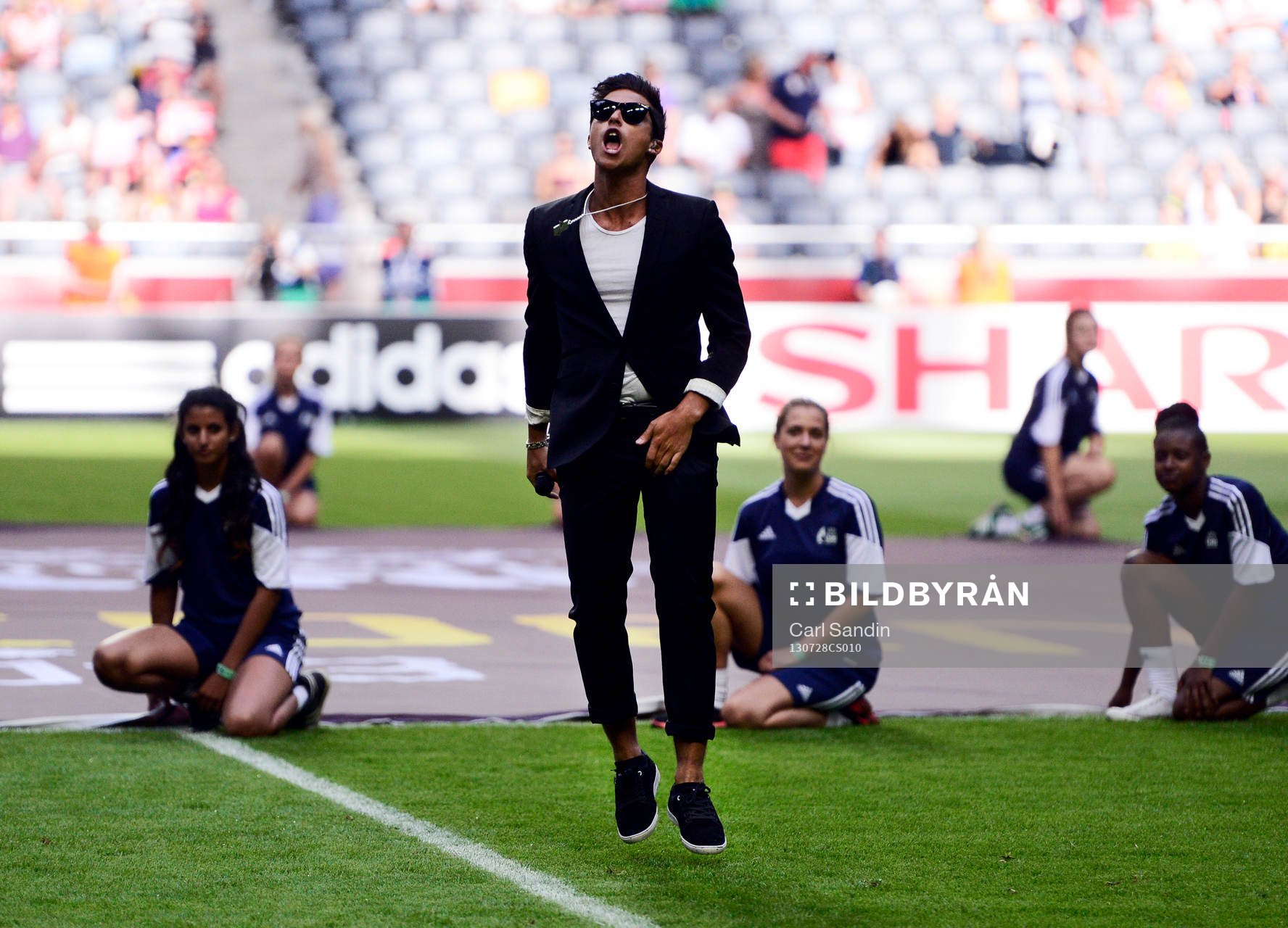 Eric Saade sjunger innan matchen mellan Tyskland och Norge