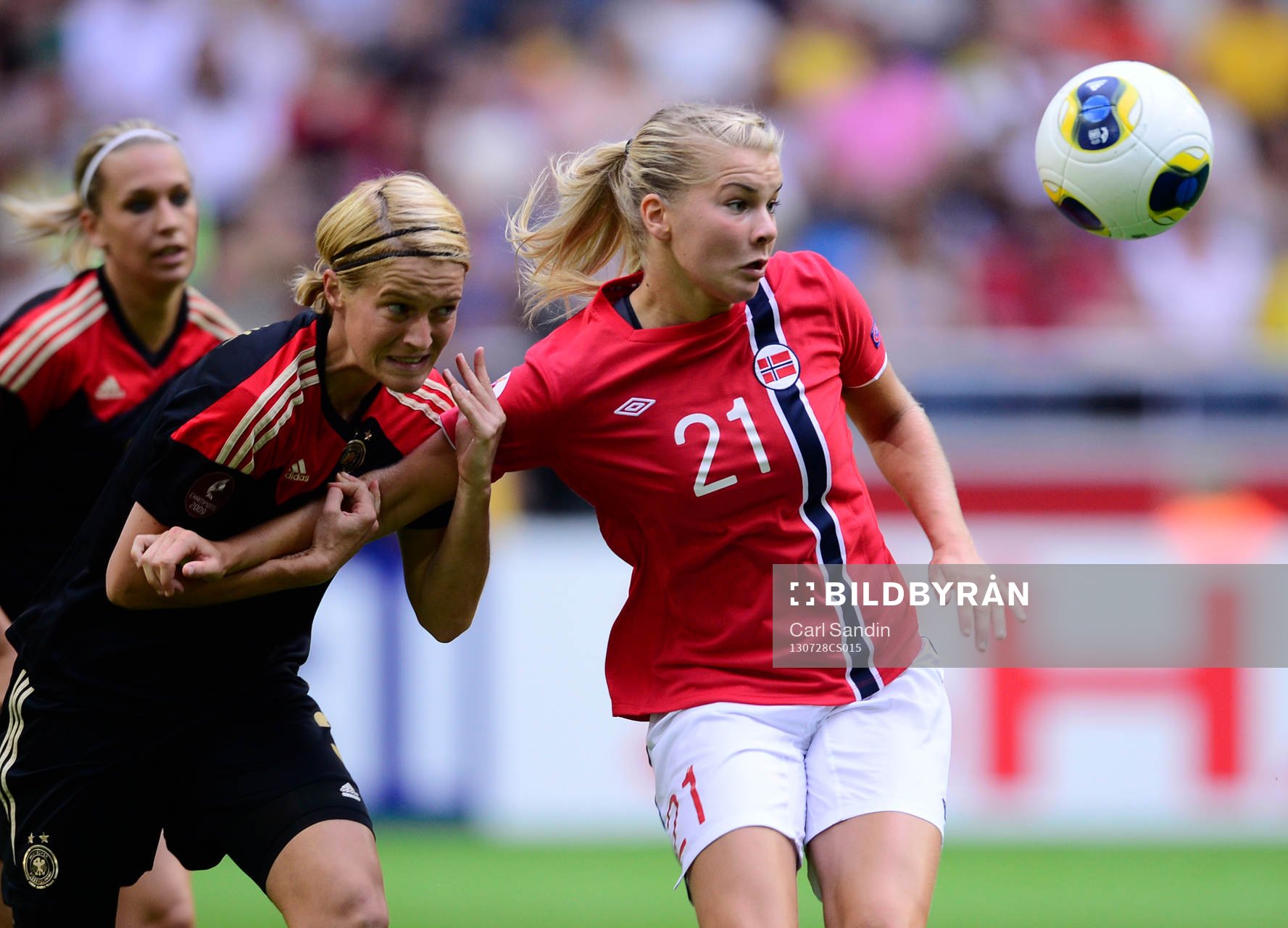Tysklands Saskia Bartusiak och Norges Ada Hegerberg i