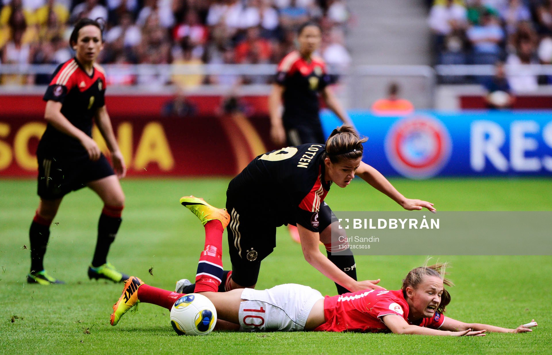 Norges Caroline Hansen faller i en närkamp med Tysklands Lena Lotzen i matchen mellan Tyskland och Norge under dam-EM finalen i fotboll den 28 juli 2013 i Stockholm.