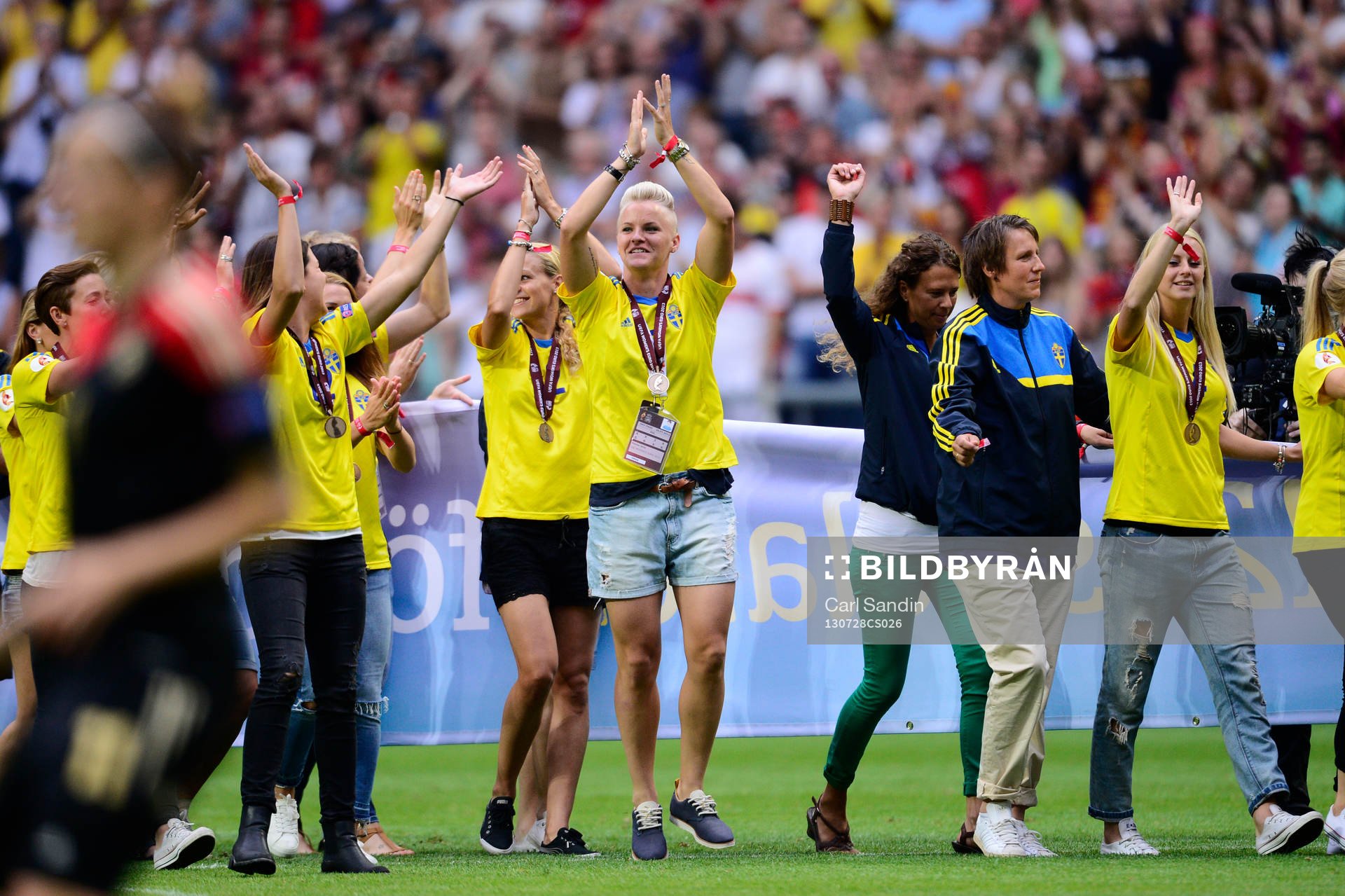Sveriges lag hyllas inne på Friends arena i mitten
