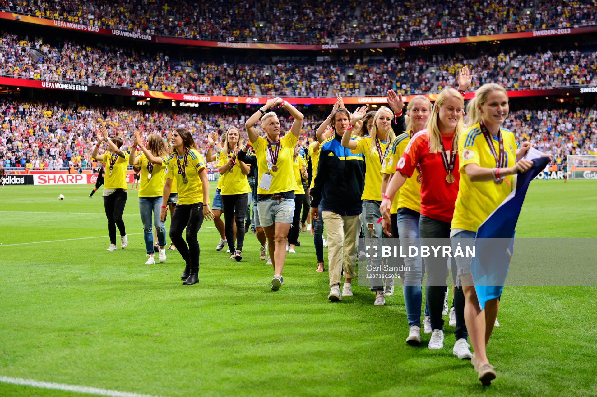 Sveriges lag hyllas inne på Friends Arena i matchen mellan