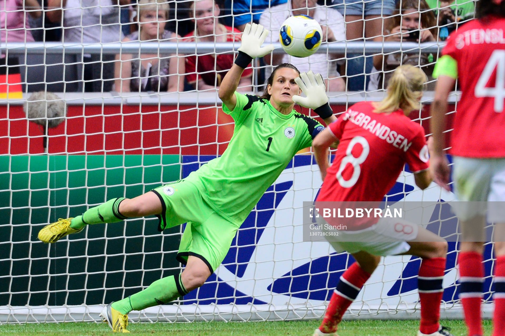 Tysklands målvakt Nadine Angerer räddar sin andra straff