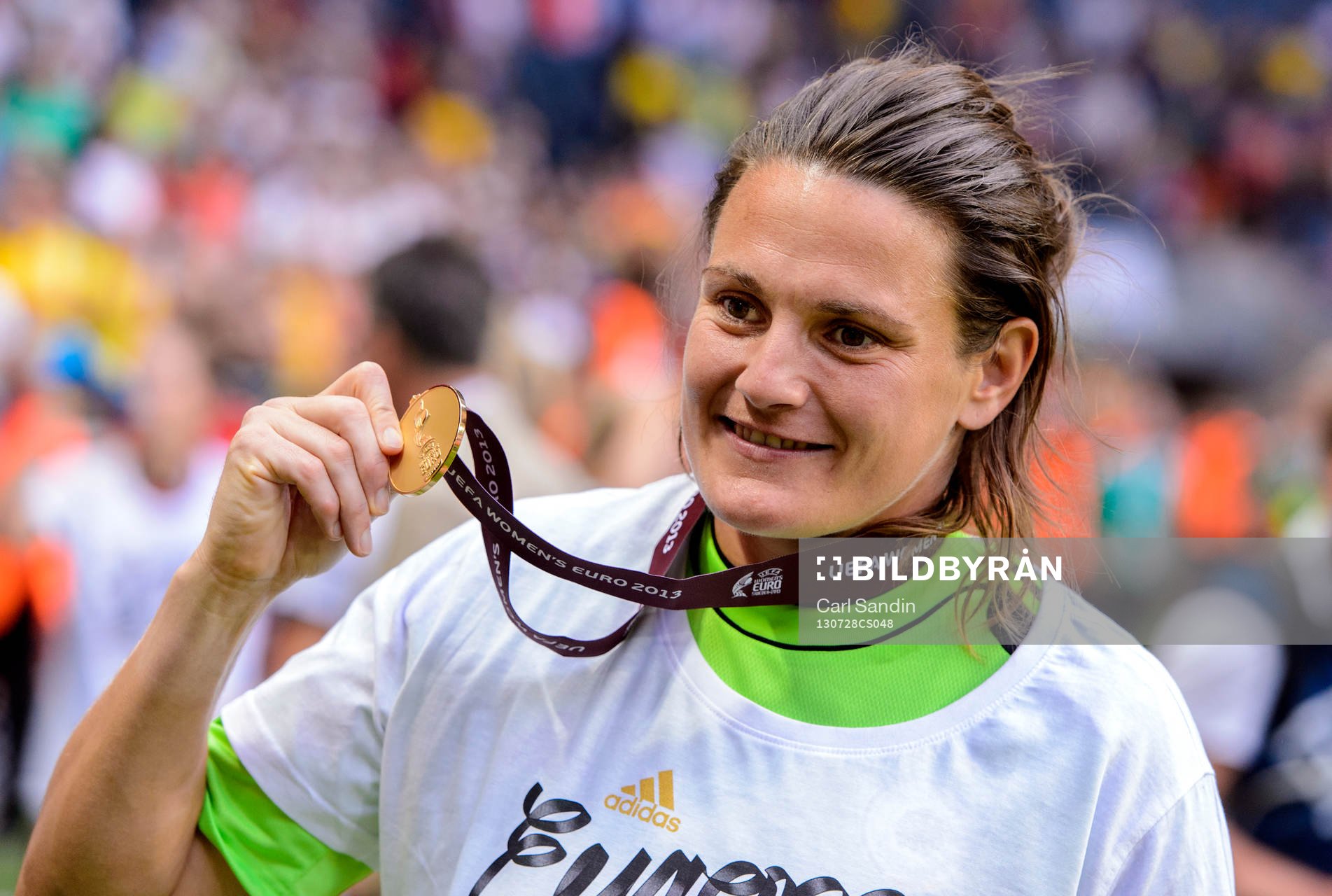Tysklands målvakt Nadine Angerer poserar med guldmedaljen