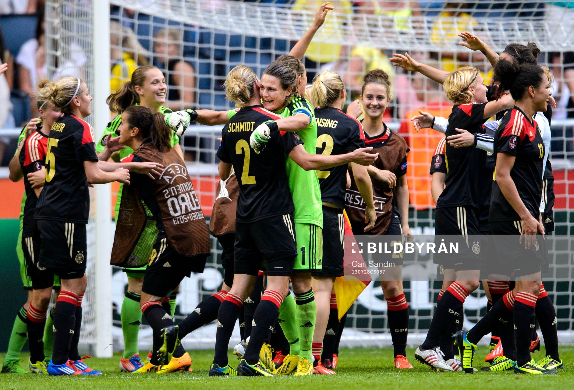 Tysklands målvakt Nadine Angerer jublar