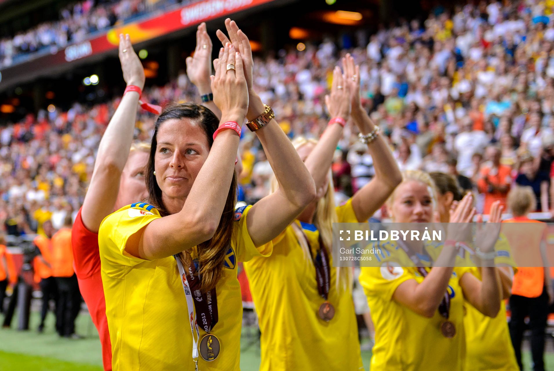 Sveriges Lotta Schelin och resten av landslaget hyllas på