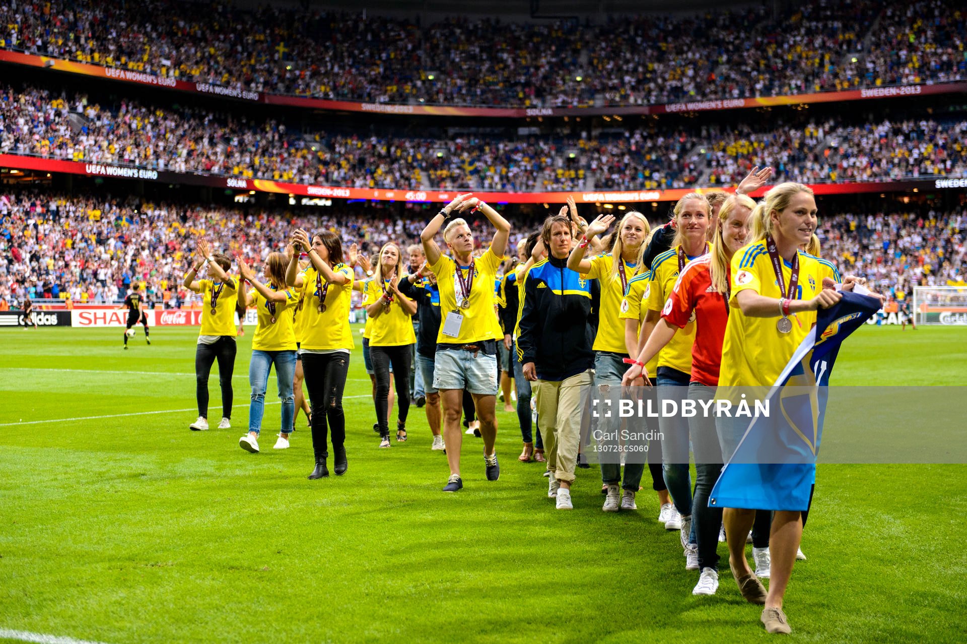 Sveriges landslag hyllas på Friends Arena i matchen mellan