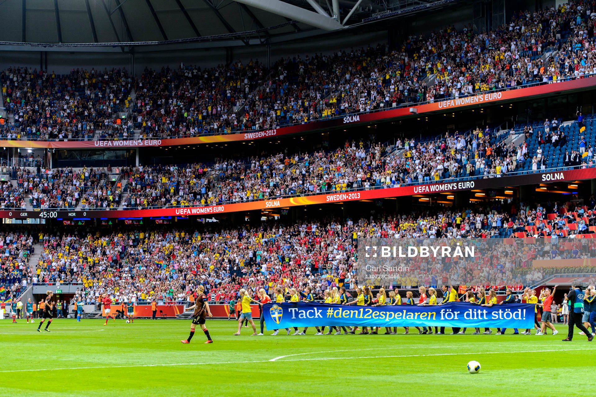 Det svenska landslaget hyllas på Friends Arena i matchen