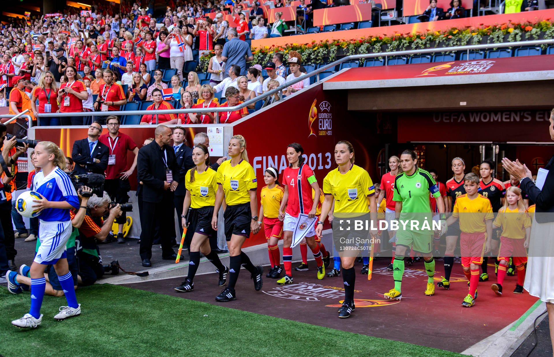 Lagen kommer in på arenan i matchen mellan Tyskland och