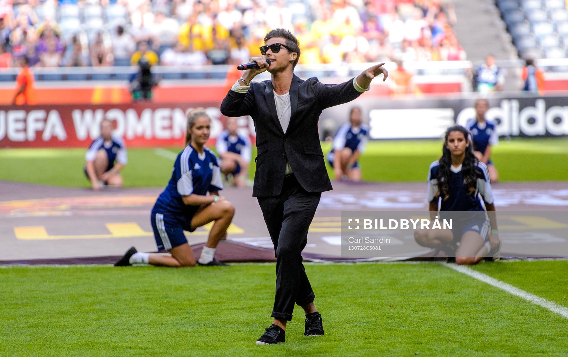 Eric Saade sjunger EM-låten innan matchen mellan Tyskland