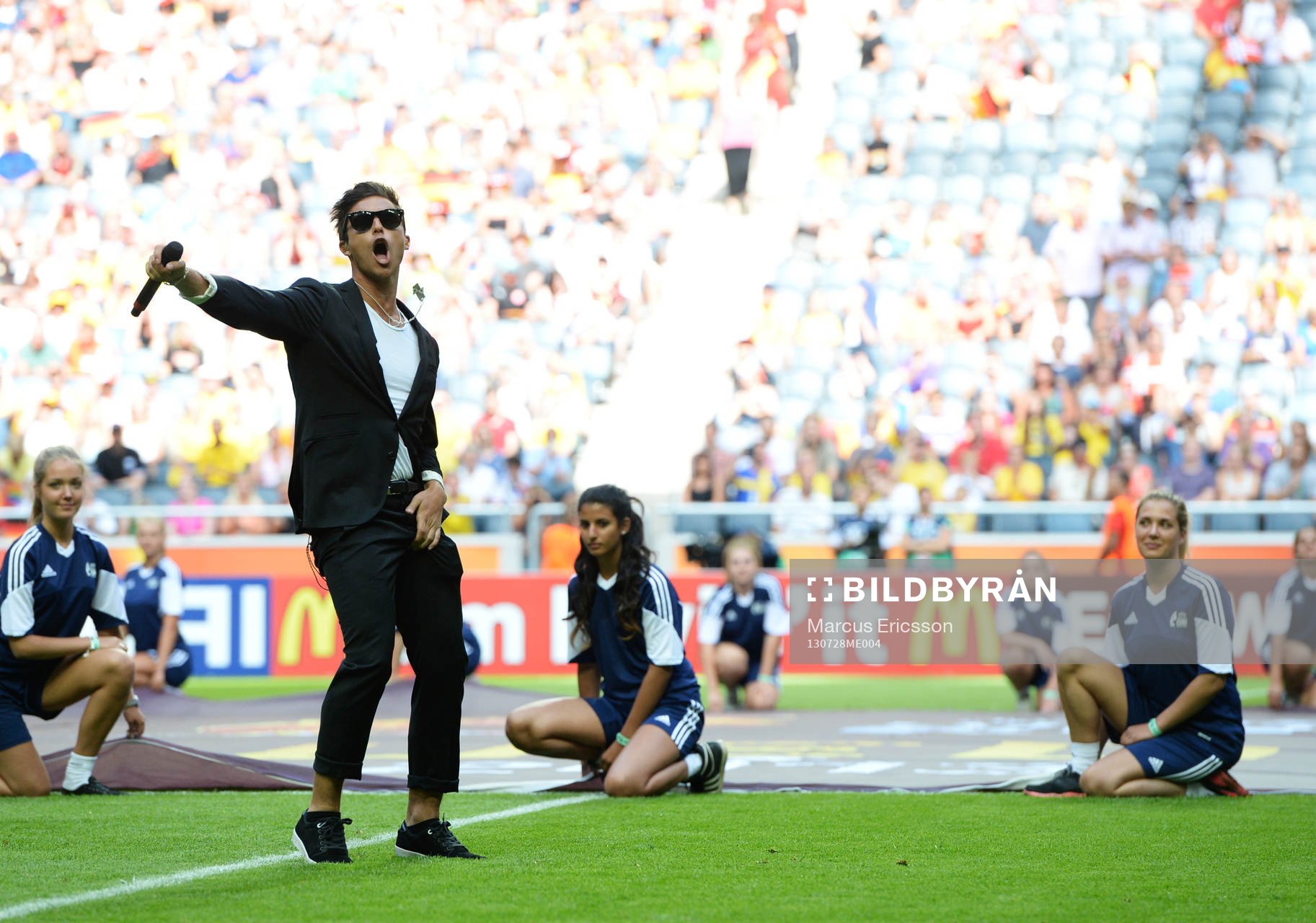 eric Saade innan matchen mellan Tyskland och Norge